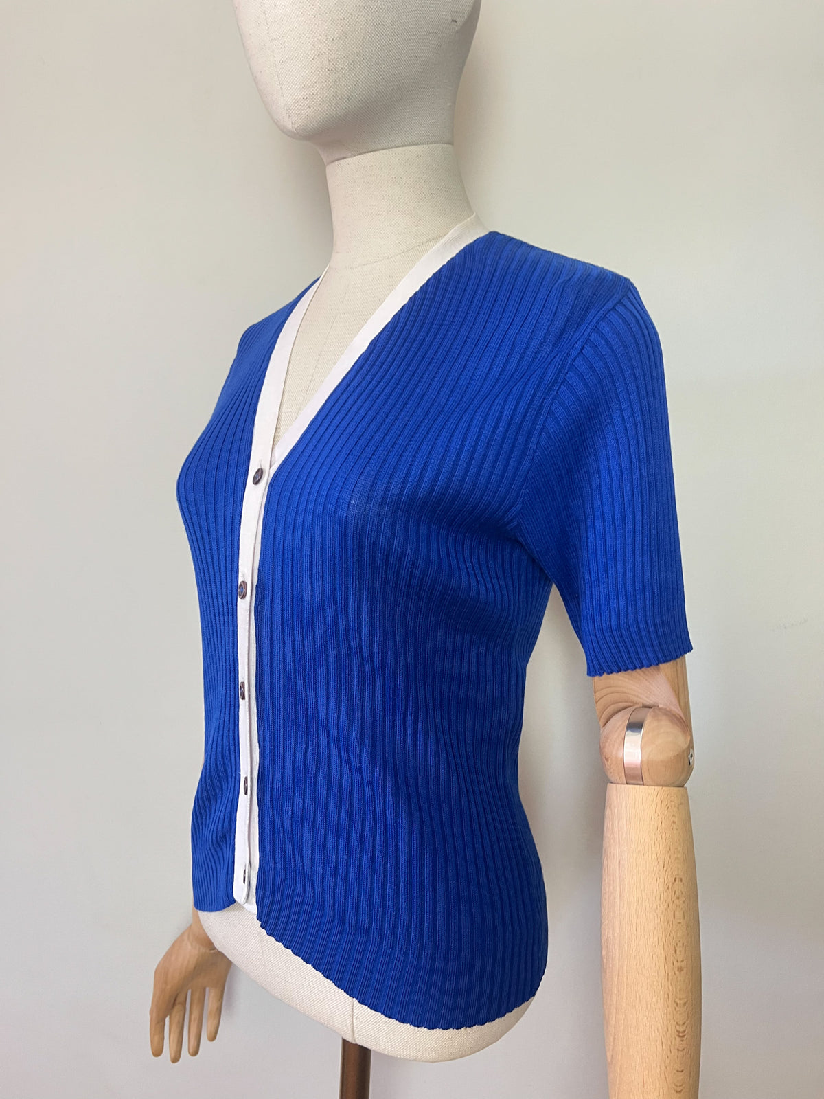 Cardigan vintage Années 70 bleu roi & blanc – Col V tricot côtelé – manches courtes T. 36/38