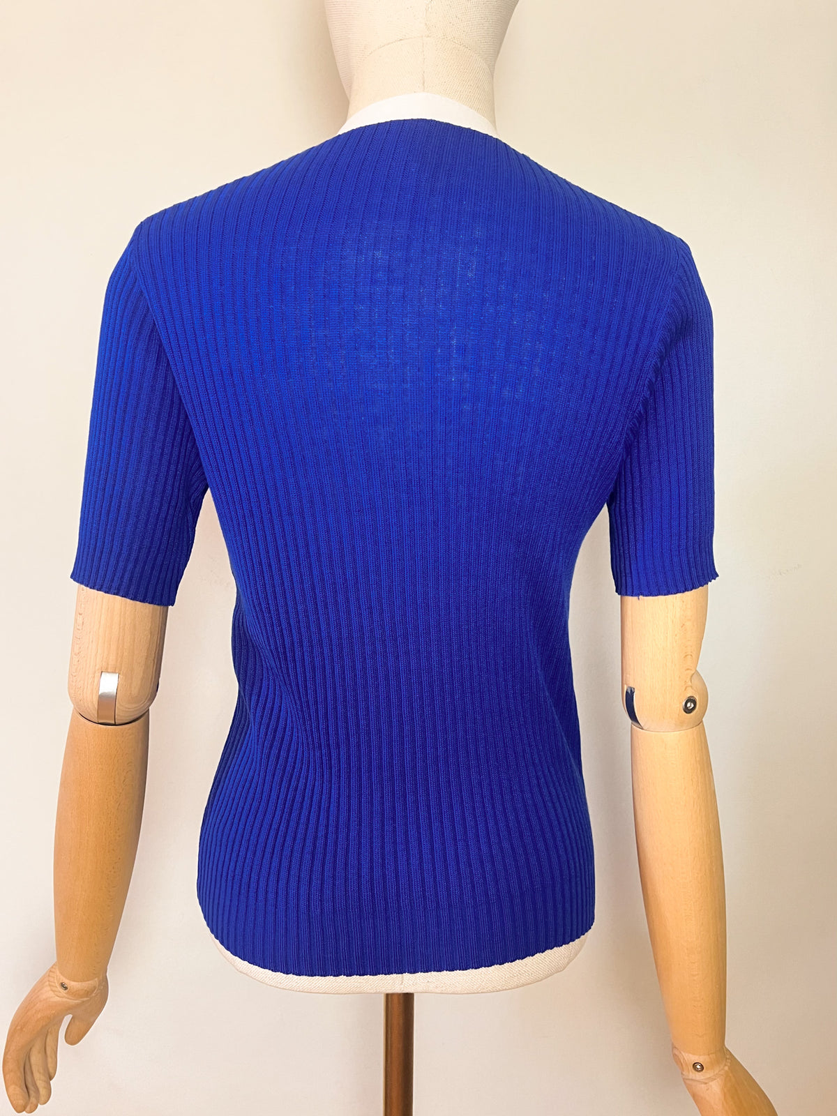 Cardigan vintage Années 70 bleu roi & blanc – Col V tricot côtelé – manches courtes T. 36/38
