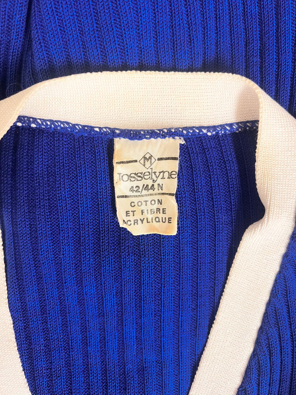 Cardigan vintage Années 70 bleu roi & blanc – Col V tricot côtelé – manches courtes T. 36/38