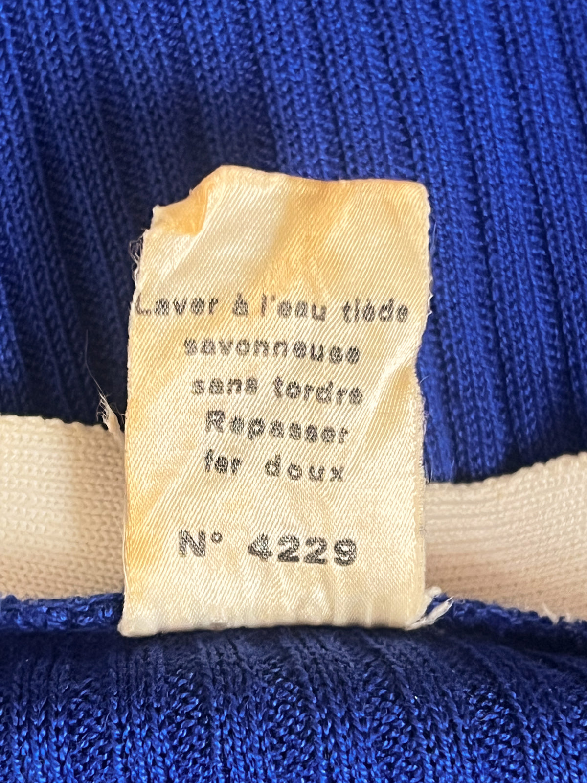 Cardigan vintage Années 70 bleu roi & blanc – Col V tricot côtelé – manches courtes T. 36/38