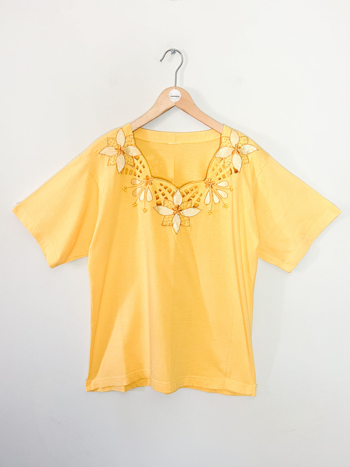 T-shirt vintage 80s/90s jaune à encolure ajourée, broderies & perles
