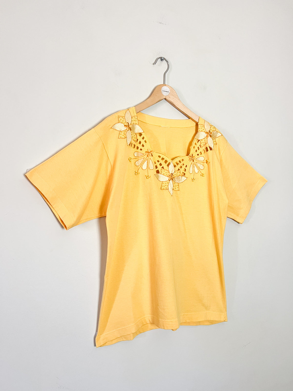 T-shirt vintage 80s/90s jaune à encolure ajourée, broderies & perles