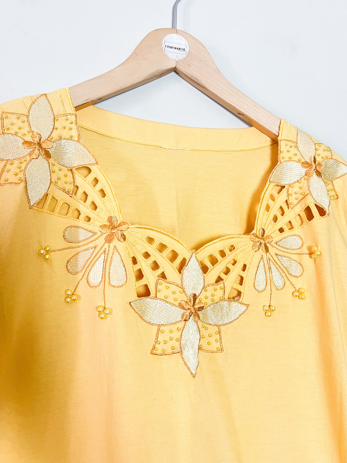 T-shirt vintage 80s/90s jaune à encolure ajourée, broderies & perles