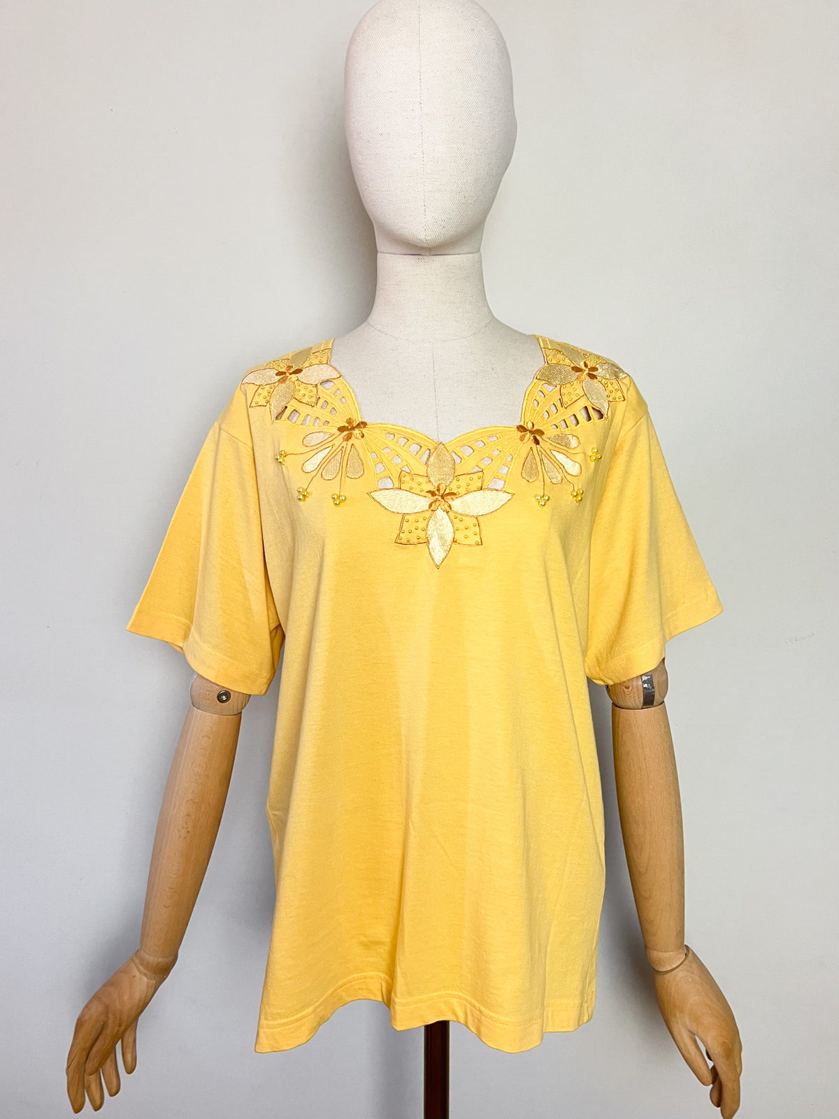 T-shirt vintage 80s/90s jaune à encolure ajourée, broderies & perles