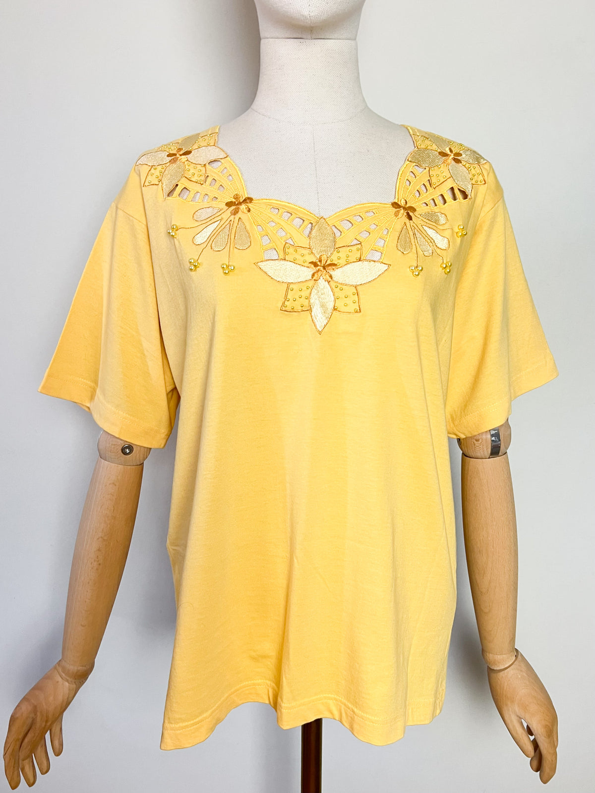 T-shirt vintage 80s/90s jaune à encolure ajourée, broderies & perles