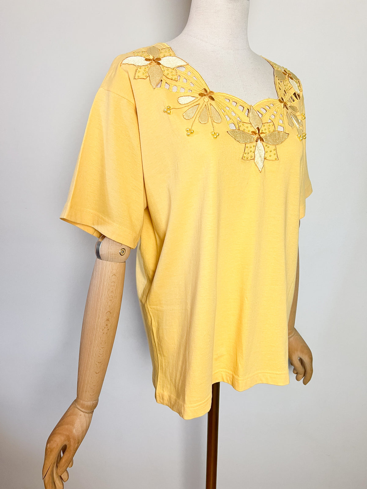 T-shirt vintage 80s/90s jaune à encolure ajourée, broderies & perles