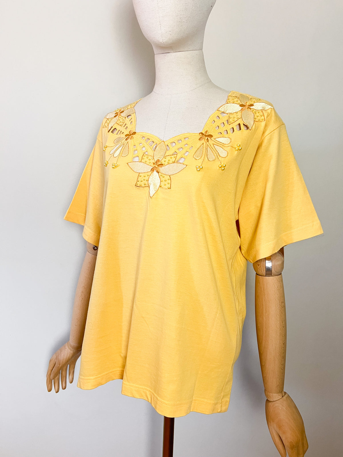 T-shirt vintage 80s/90s jaune à encolure ajourée, broderies & perles