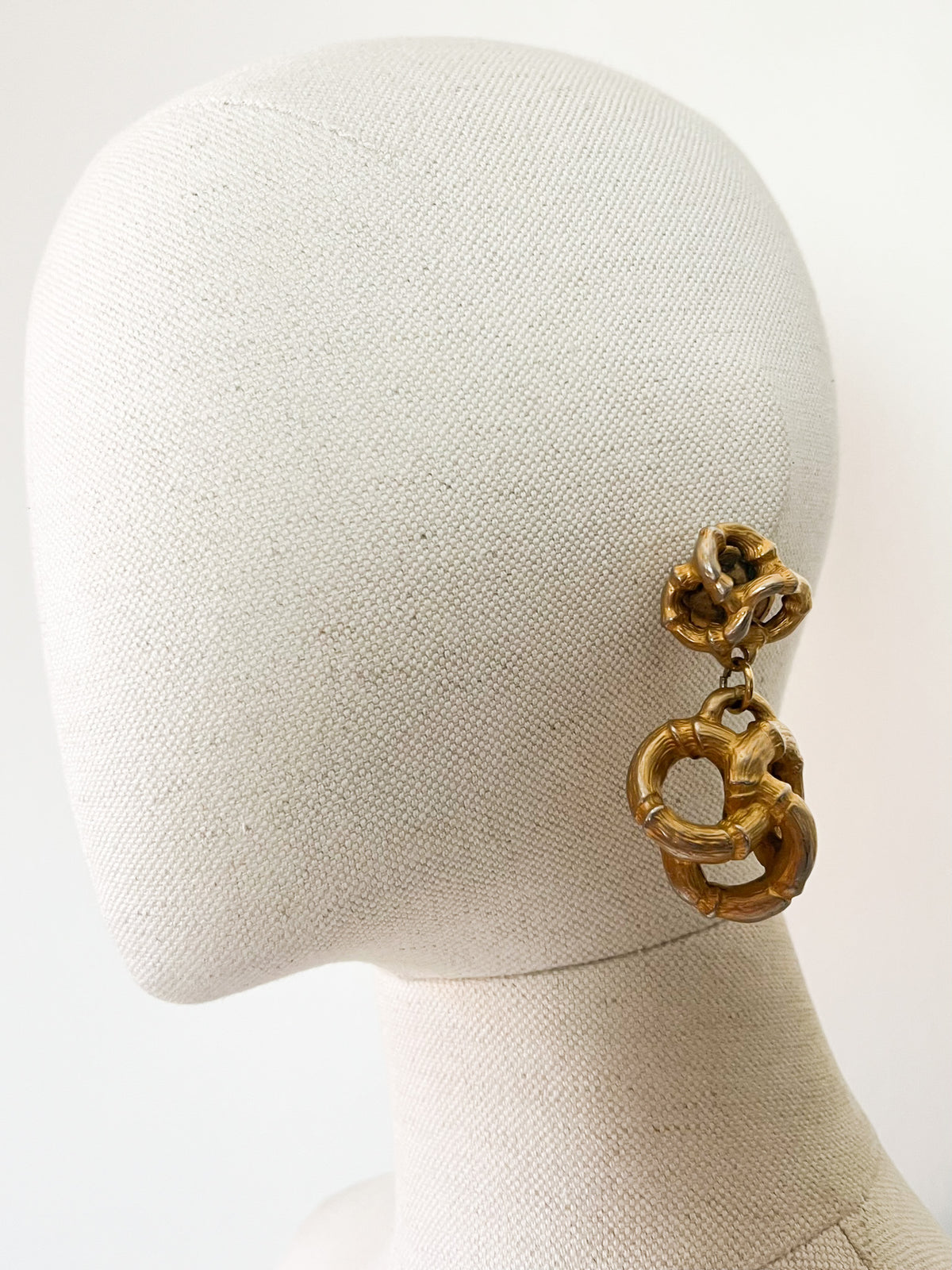 Boucles d’Oreilles Clips Vintage 80s Maxi Pendants Nœuds Sculpturaux – Doré & Patine Argentée