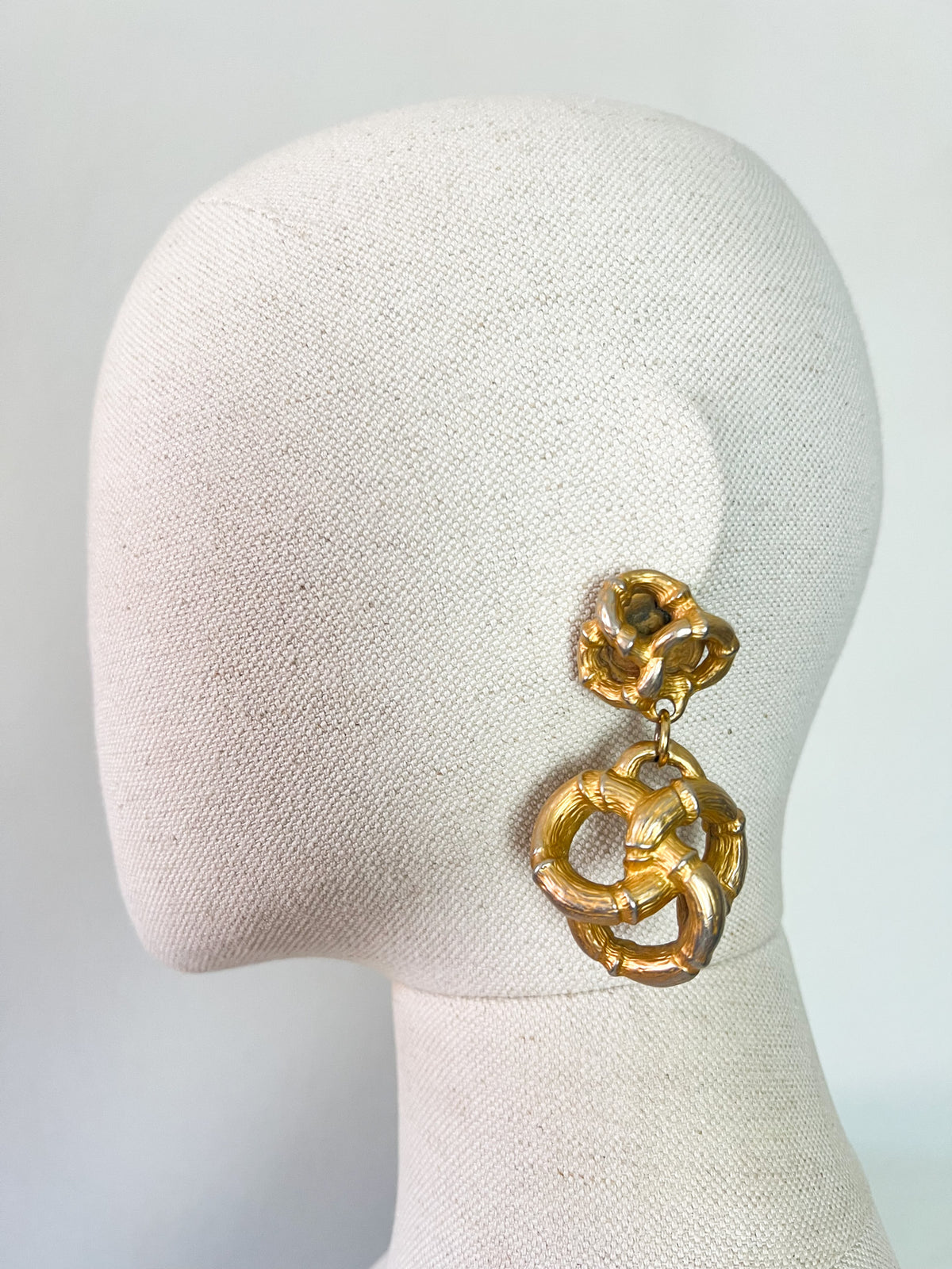Boucles d’Oreilles Clips Vintage 80s Maxi Pendants Nœuds Sculpturaux – Doré & Patine Argentée