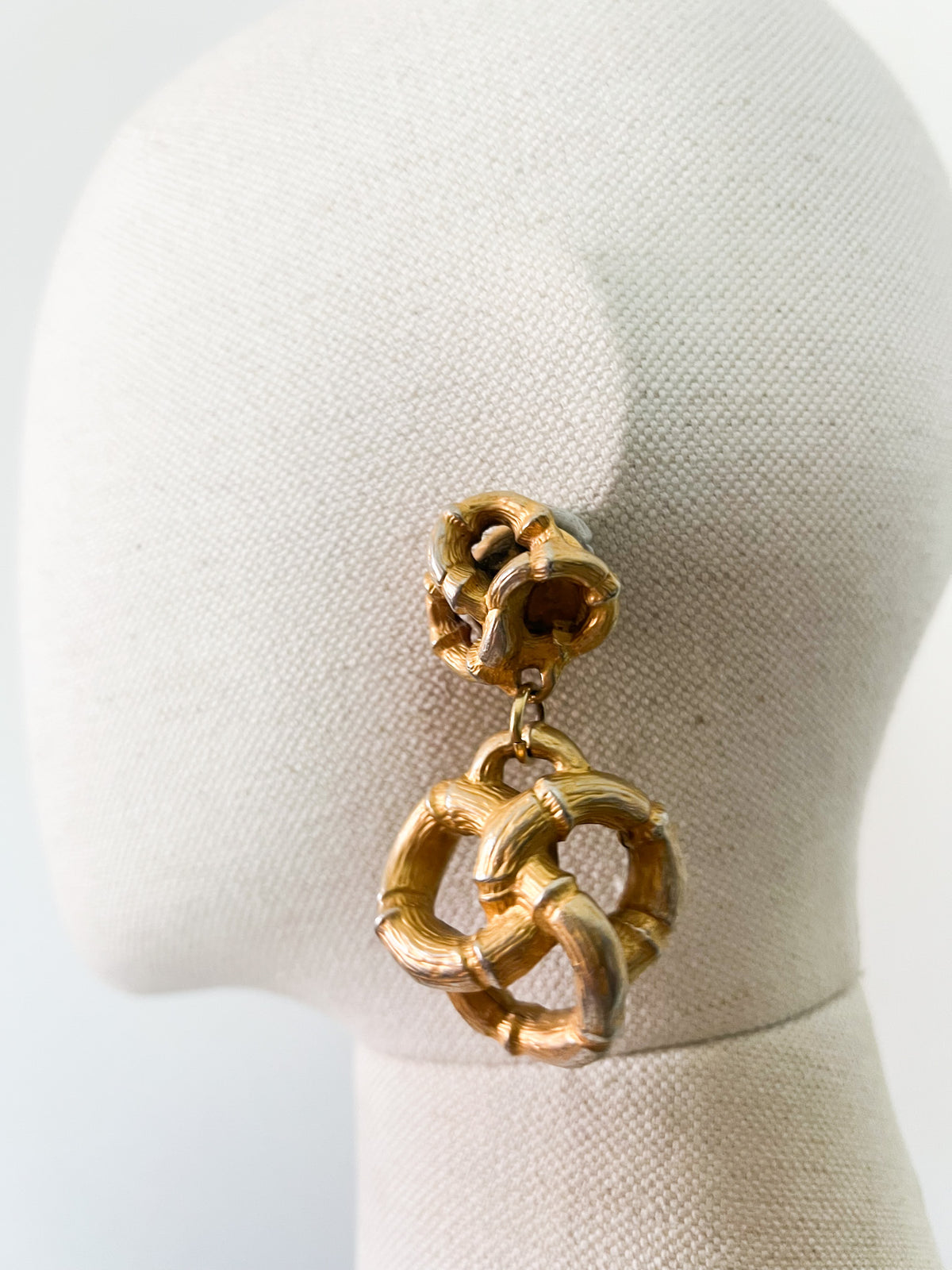 Boucles d’Oreilles Clips Vintage 80s Maxi Pendants Nœuds Sculpturaux – Doré & Patine Argentée