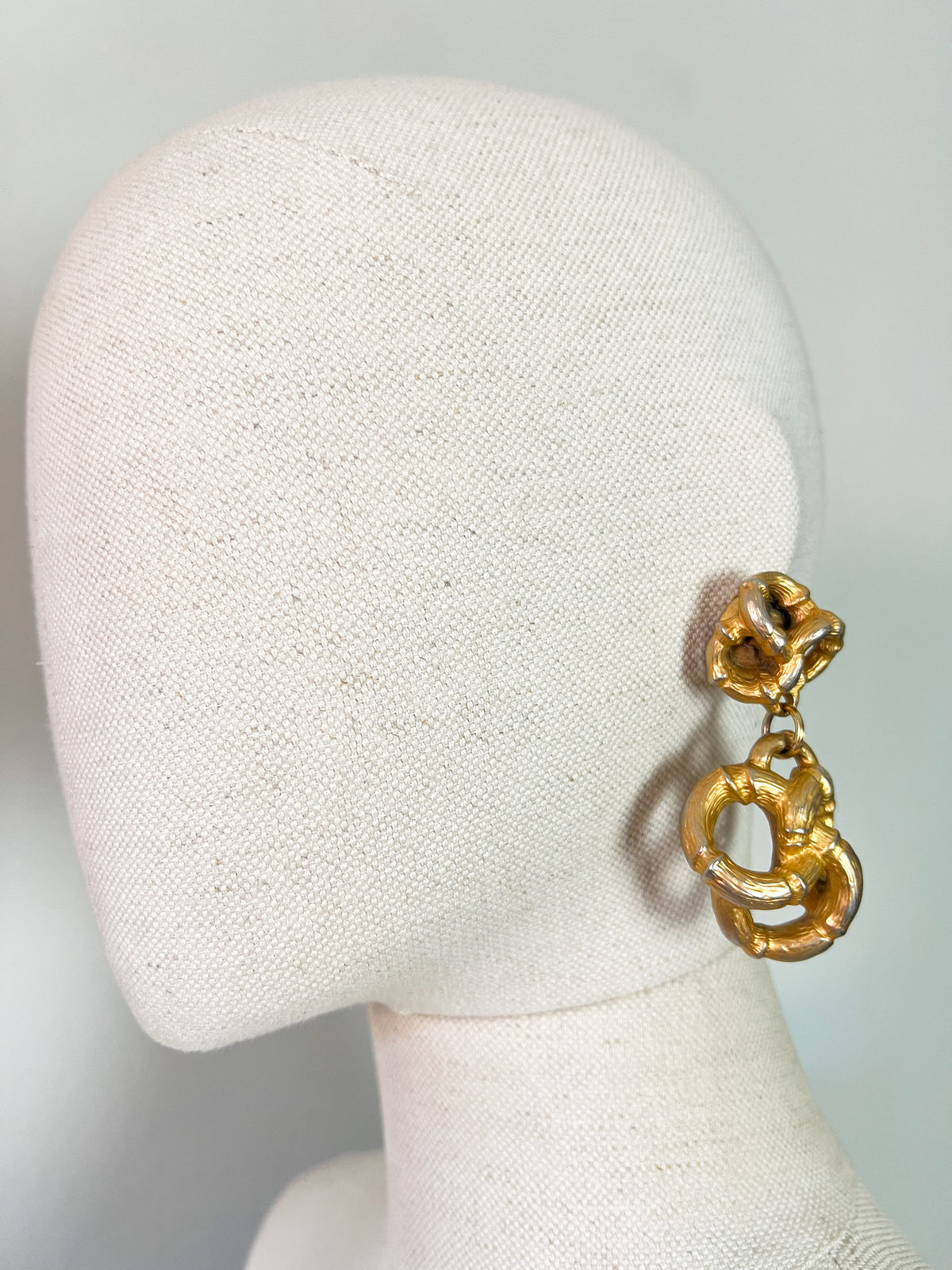 Boucles d’Oreilles Clips Vintage 80s Maxi Pendants Nœuds Sculpturaux – Doré & Patine Argentée