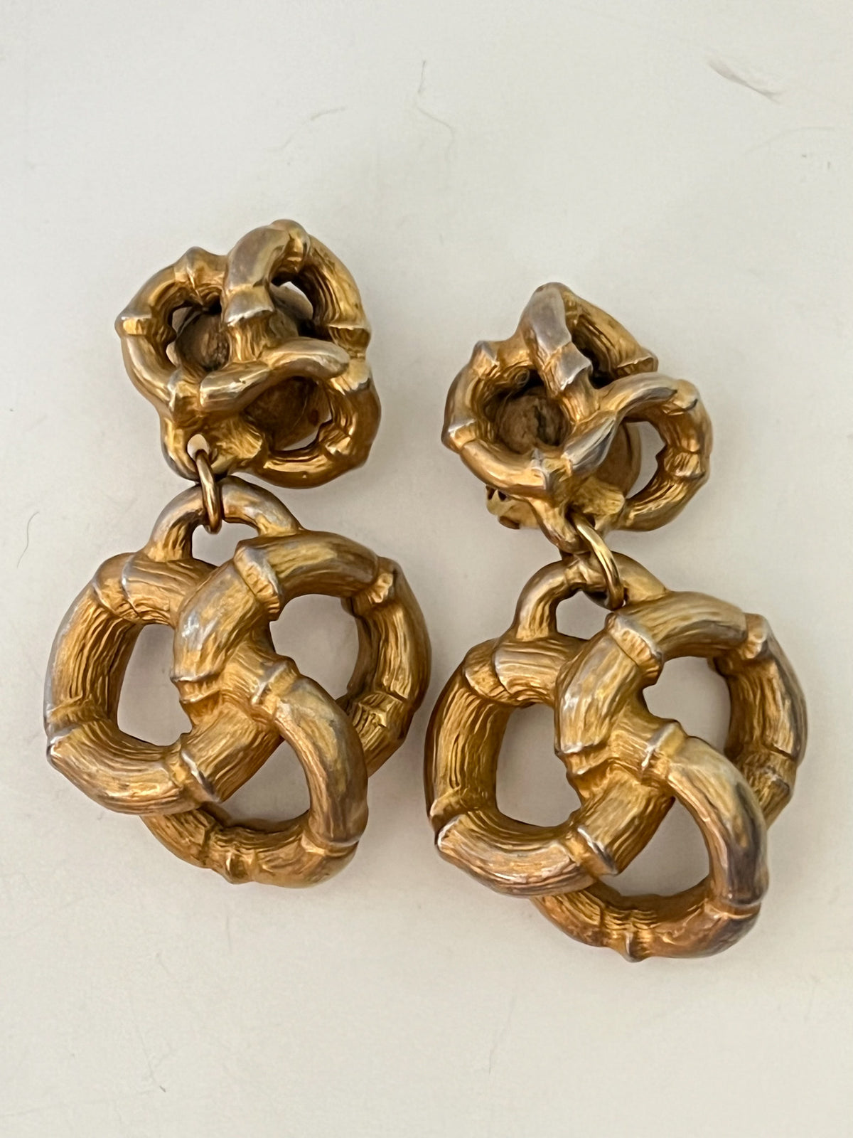 Boucles d’Oreilles Clips Vintage 80s Maxi Pendants Nœuds Sculpturaux – Doré & Patine Argentée