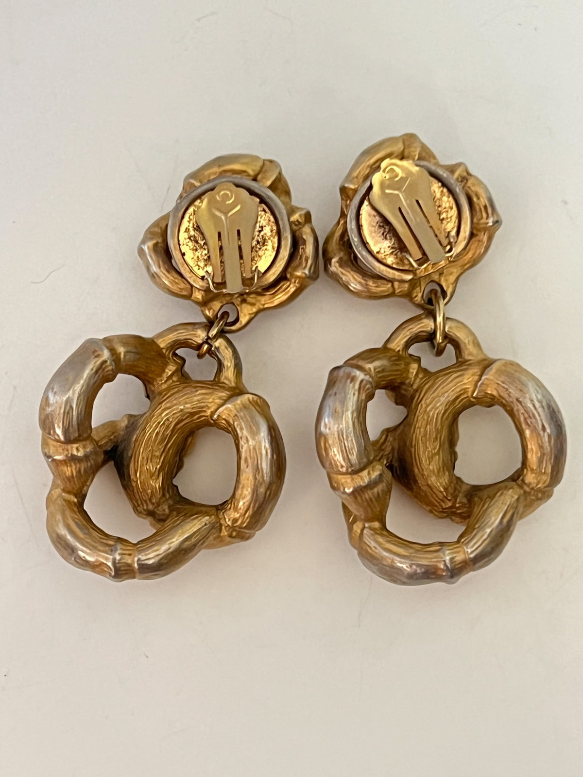 Boucles d’Oreilles Clips Vintage 80s Maxi Pendants Nœuds Sculpturaux – Doré & Patine Argentée