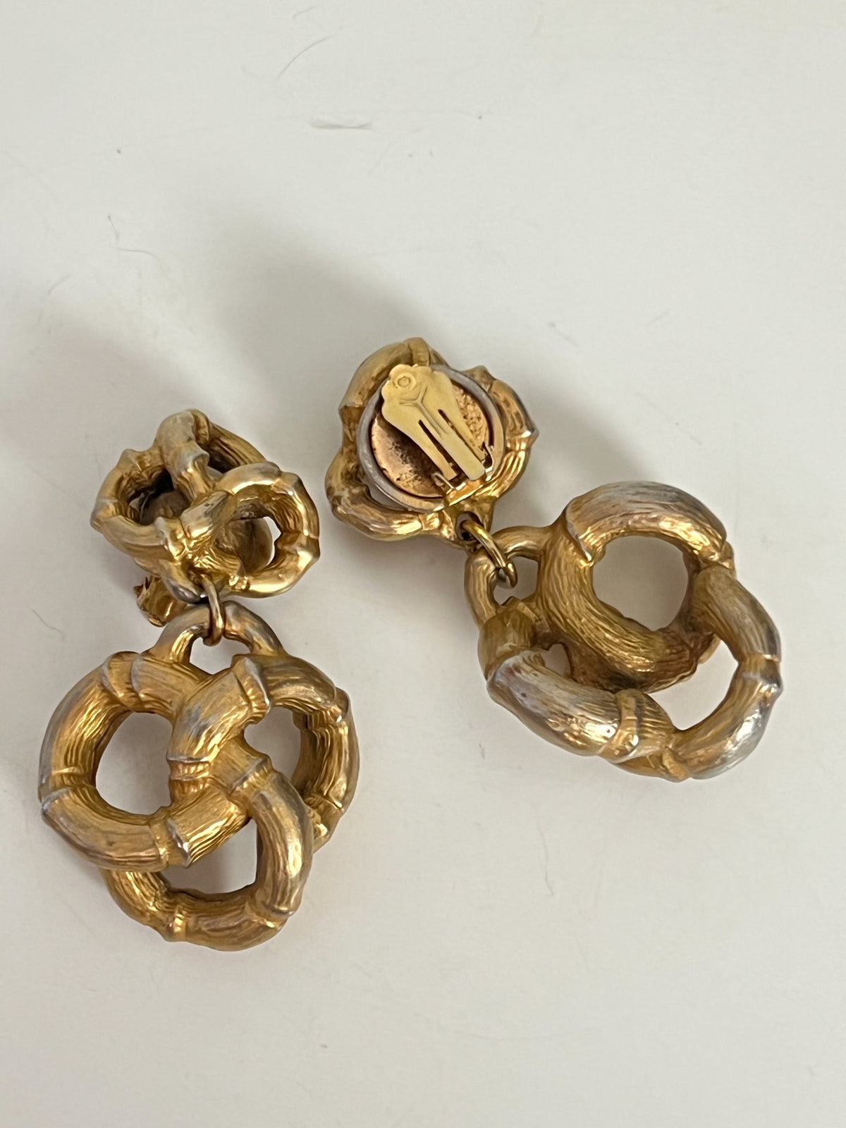 Boucles d’Oreilles Clips Vintage 80s Maxi Pendants Nœuds Sculpturaux – Doré & Patine Argentée