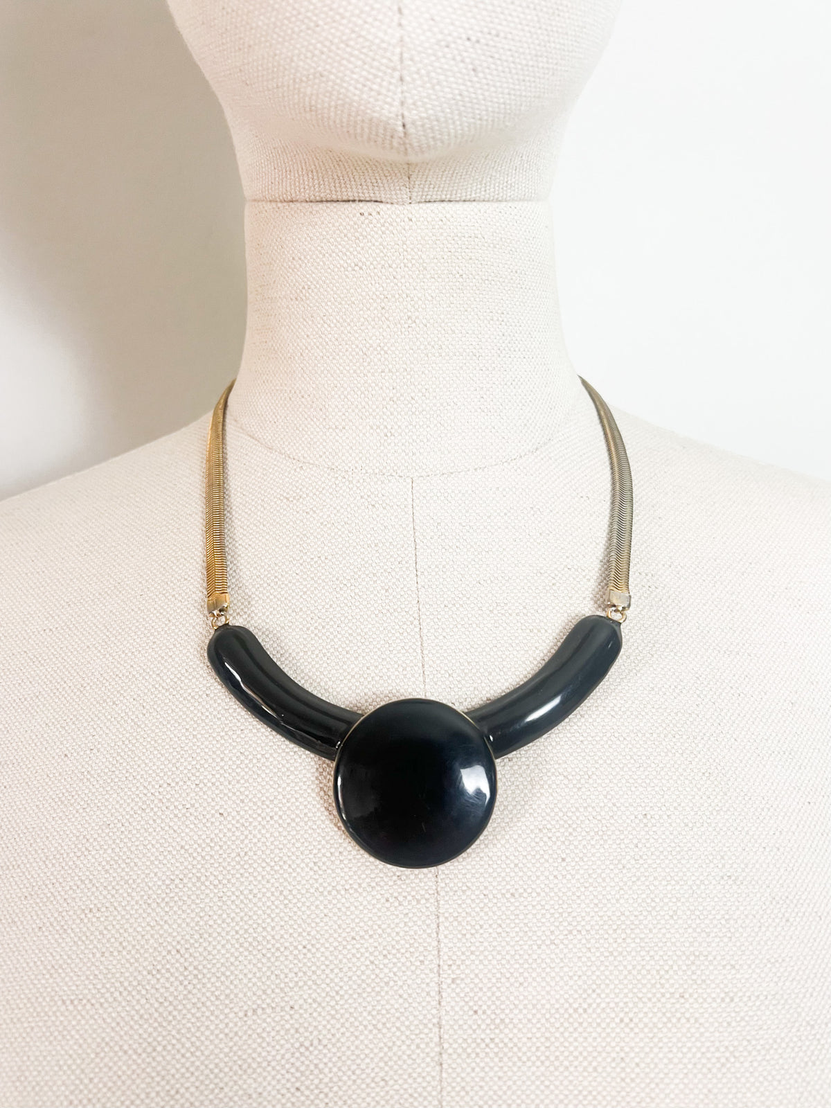 Collier Plastron Vintage Années 80s — Style Art Déco Pendentif Géométrique Noir & Doré — Chaîne Serpent