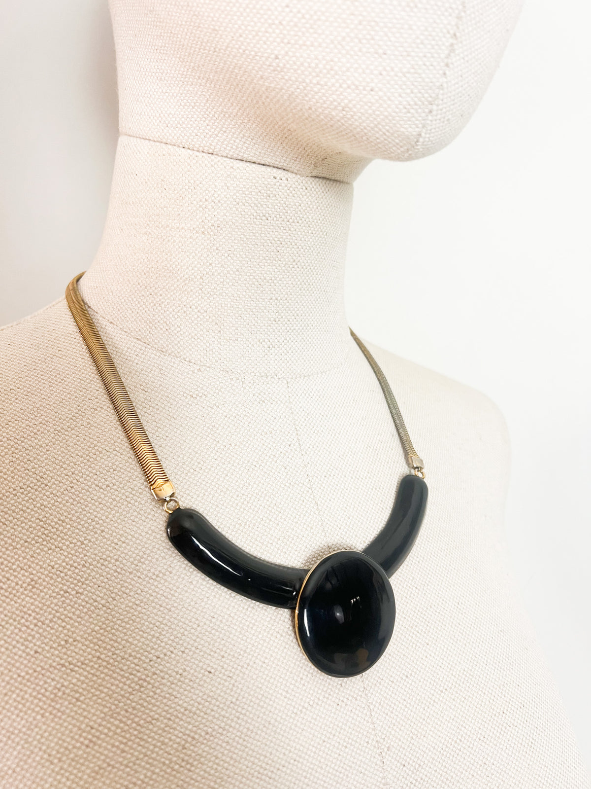 Collier Plastron Vintage Années 80s — Style Art Déco Pendentif Géométrique Noir & Doré — Chaîne Serpent