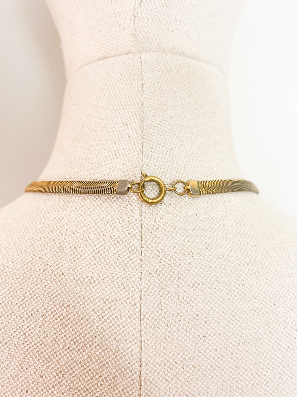 Collier Plastron Vintage Années 80s — Style Art Déco Pendentif Géométrique Noir & Doré — Chaîne Serpent