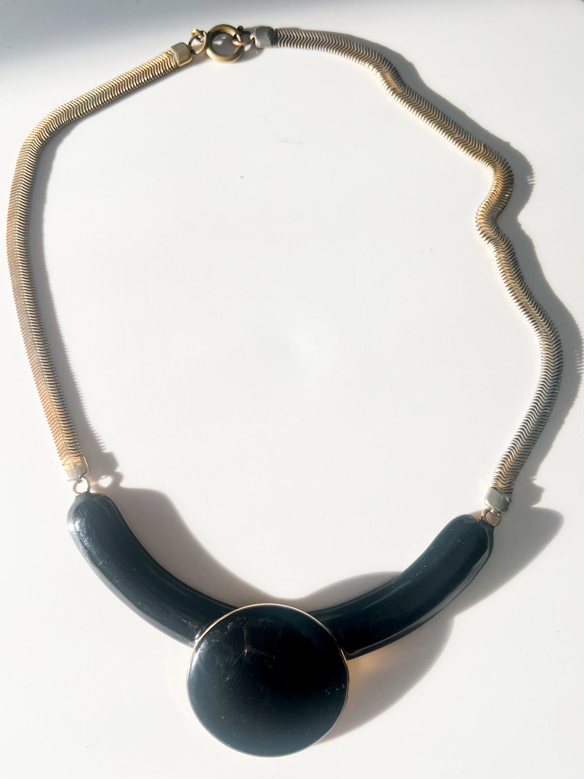 Collier Plastron Vintage Années 80s — Style Art Déco Pendentif Géométrique Noir & Doré — Chaîne Serpent
