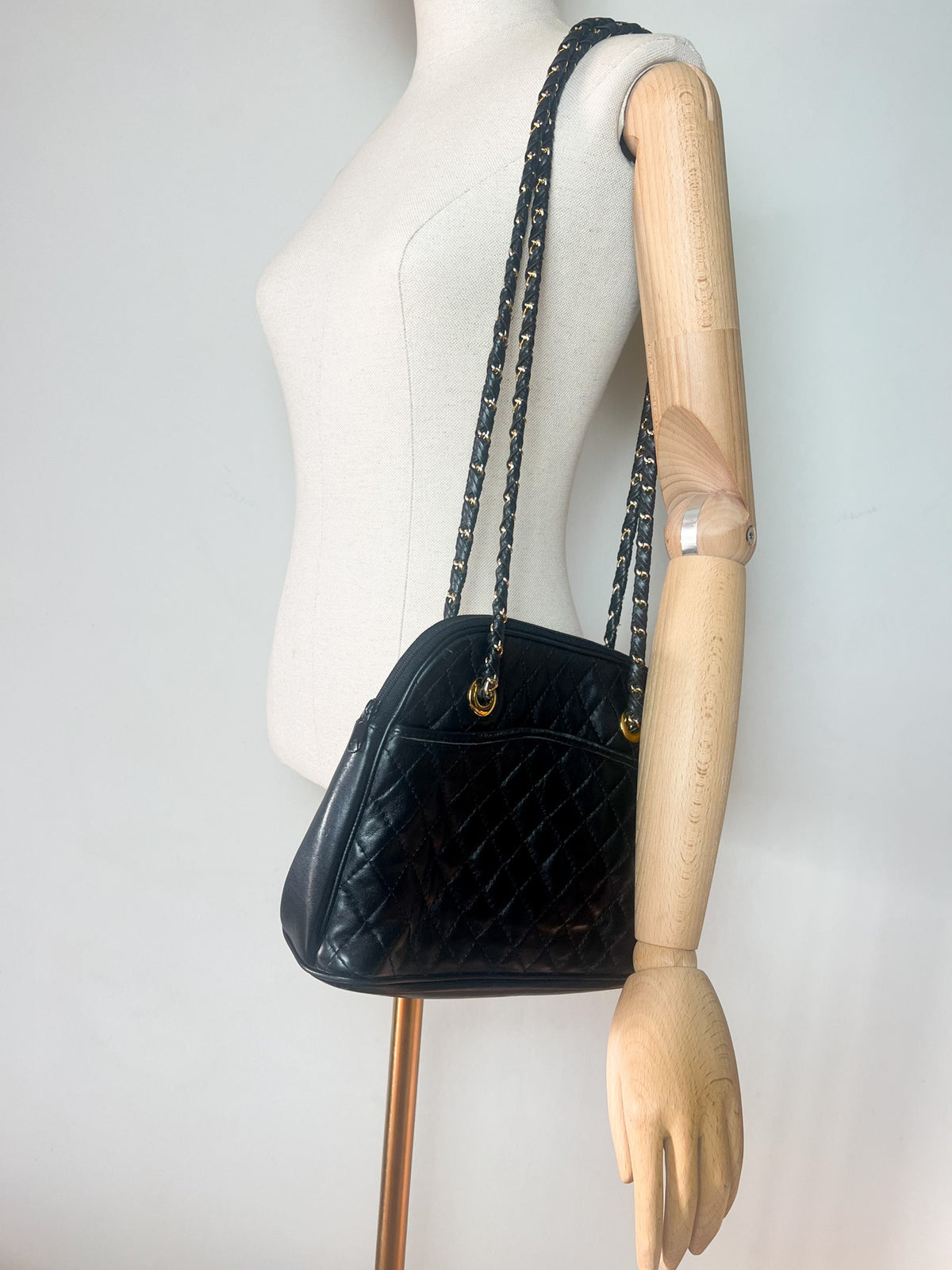 Sac porté épaule vintage années 80 90 matelassé noir à chaîne dorée