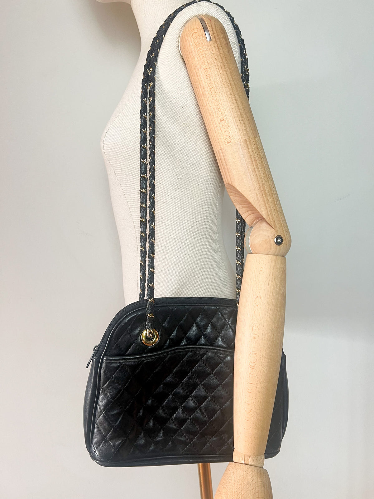Sac porté épaule vintage années 80 90 matelassé noir à chaîne dorée