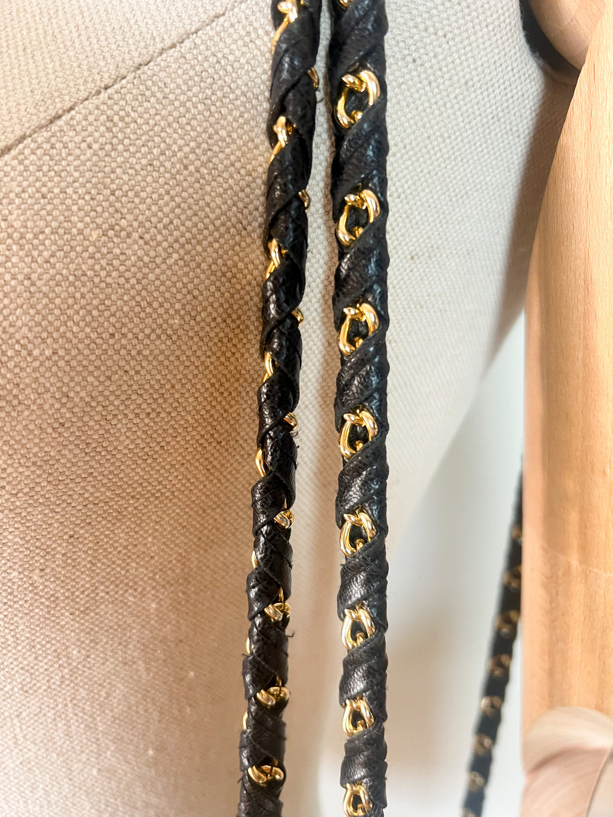 Sac porté épaule vintage années 80 90 matelassé noir à chaîne dorée