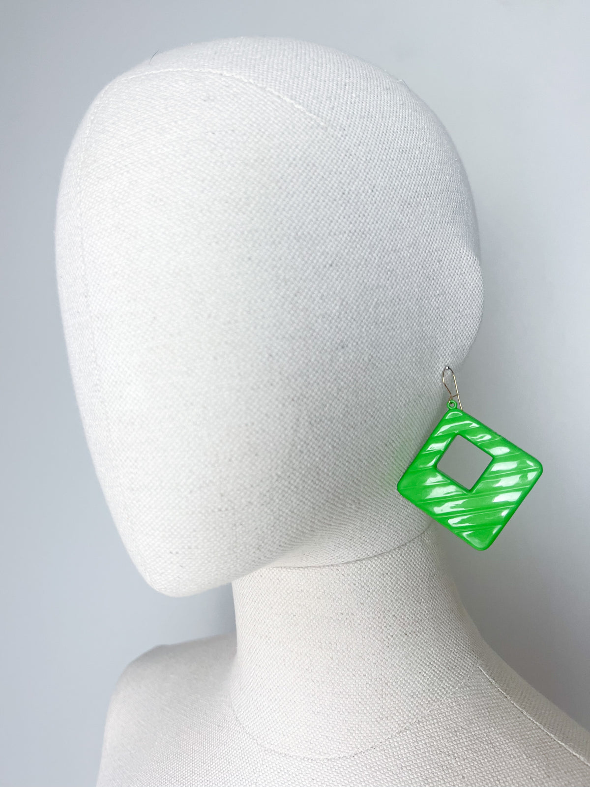Boucles d'oreilles vintage années 80 maxi losange vert pomme  – Oreilles percées