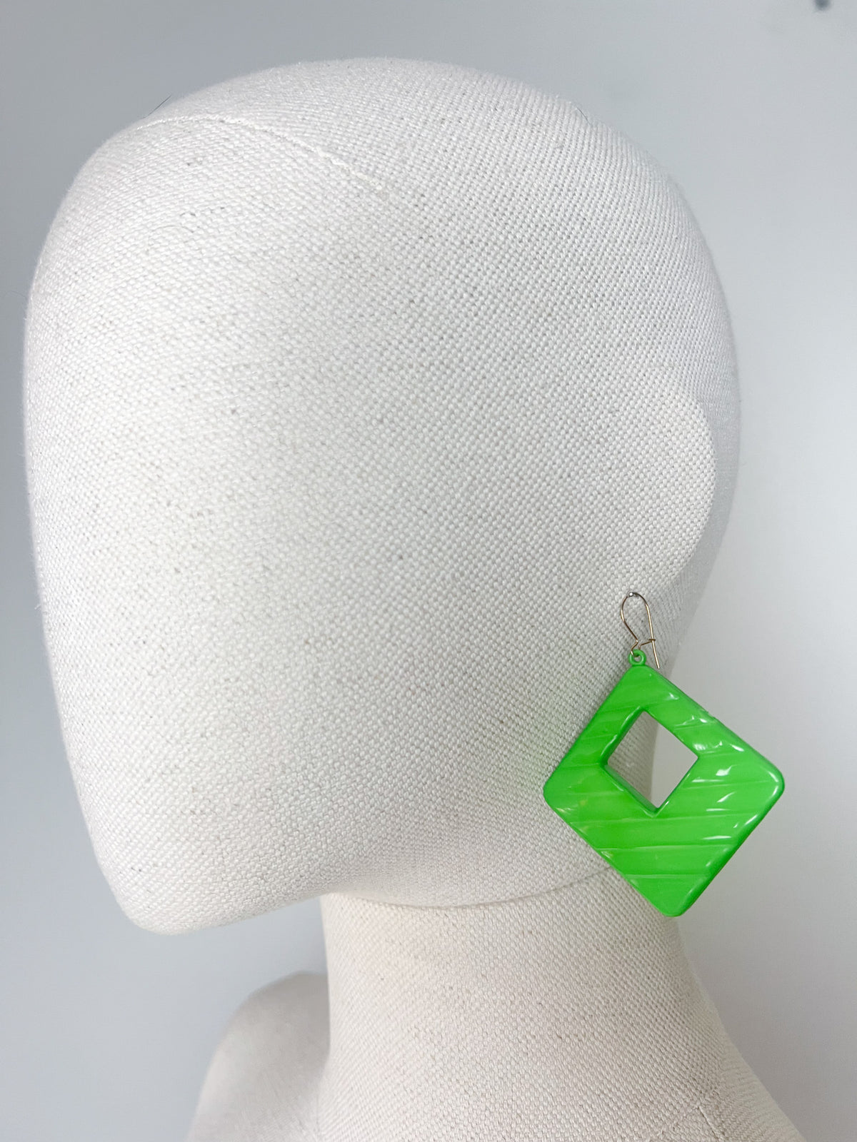 Boucles d'oreilles vintage années 80 maxi losange vert pomme  – Oreilles percées
