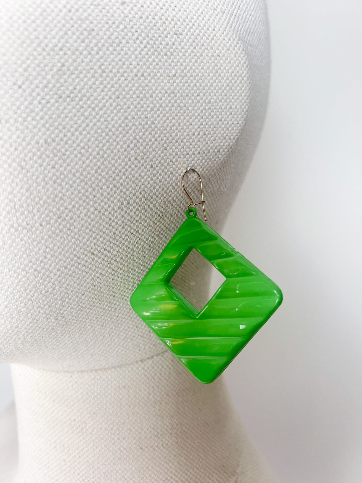 Boucles d'oreilles vintage années 80 maxi losange vert pomme  – Oreilles percées