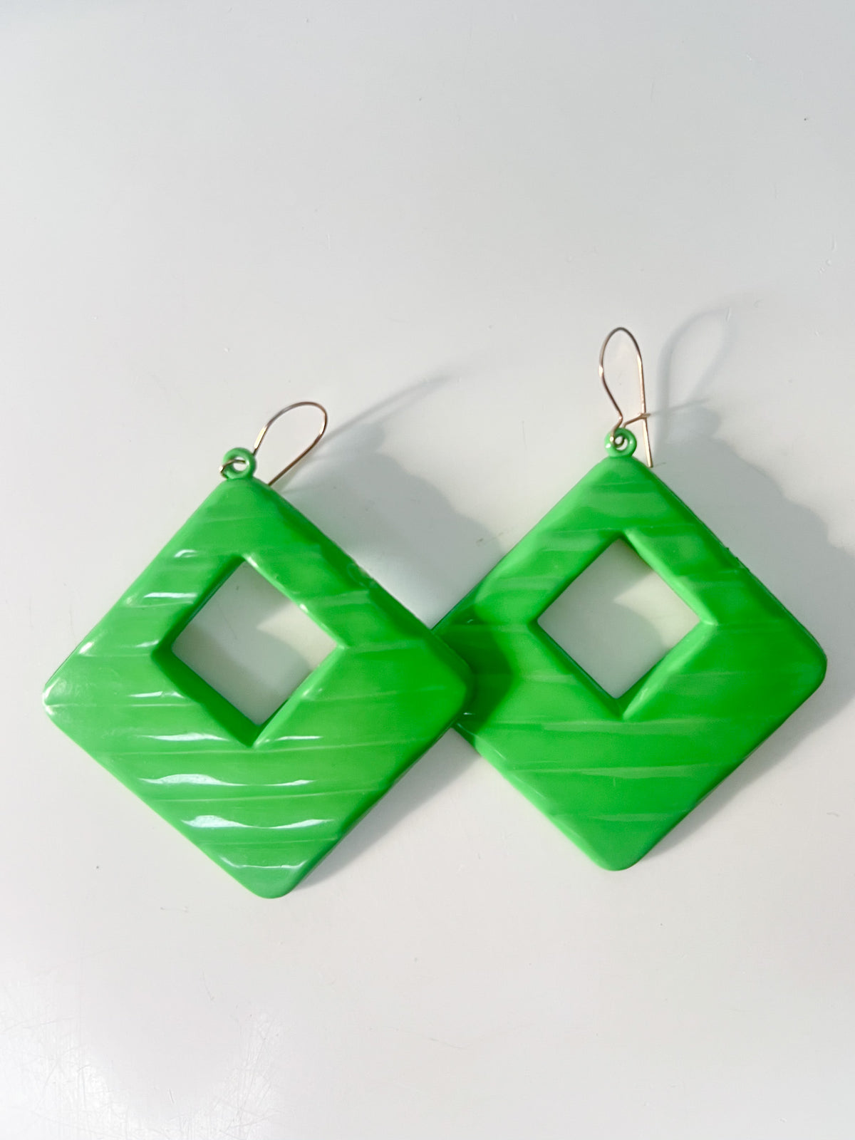 Boucles d'oreilles vintage années 80 maxi losange vert pomme  – Oreilles percées