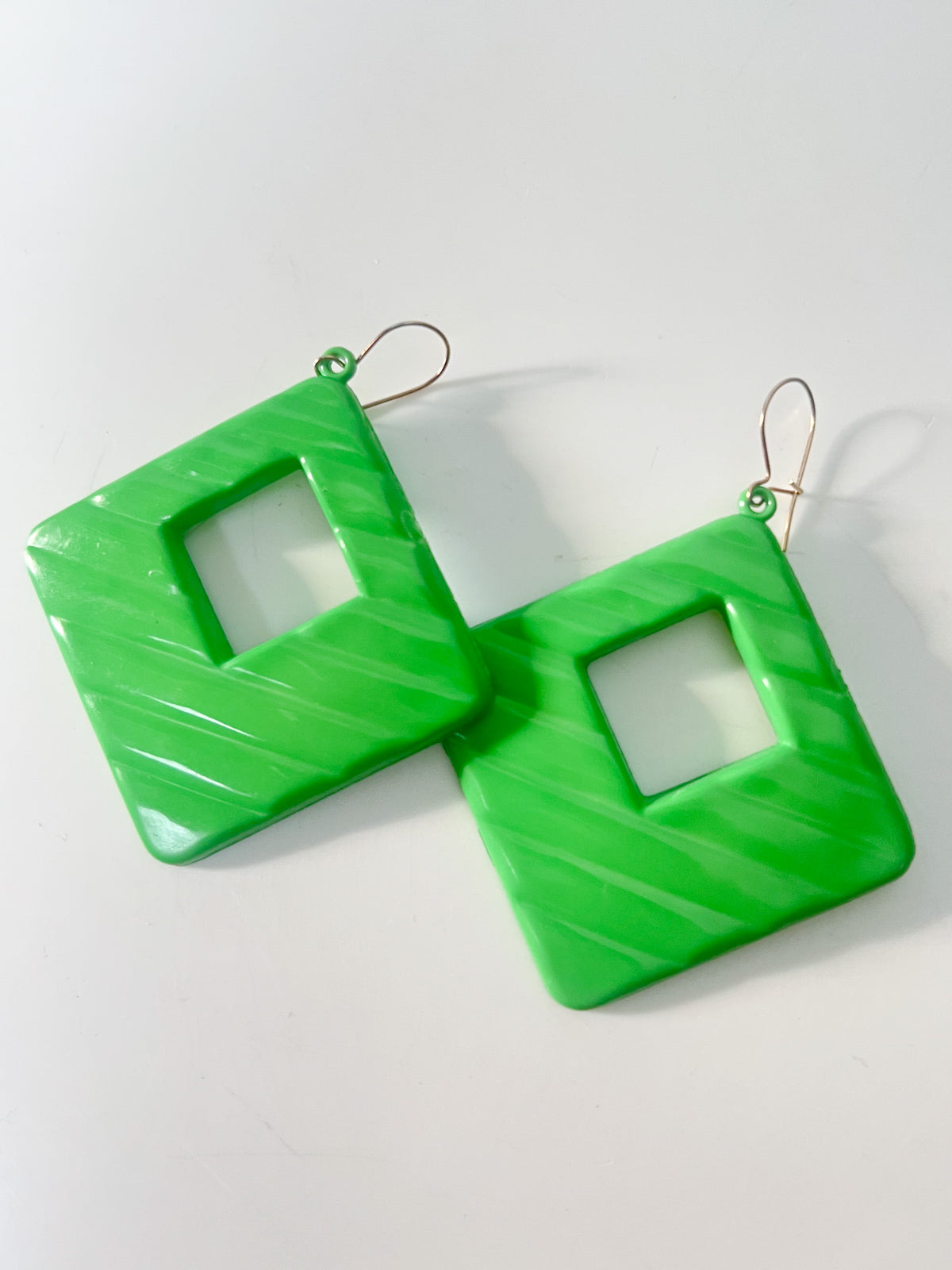 Boucles d'oreilles vintage années 80 maxi losange vert pomme  – Oreilles percées