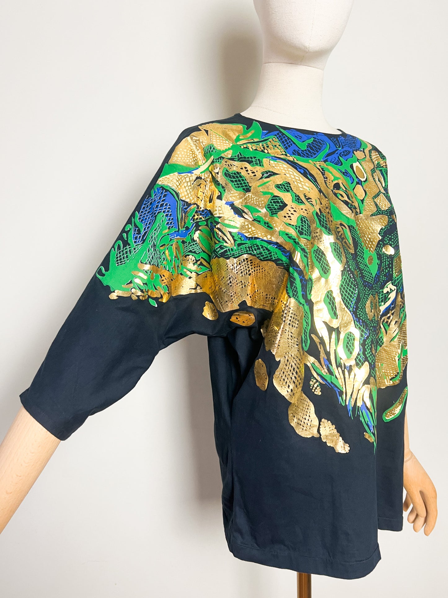 T-Shirt Vintage Années 80 Noir Imprimés Doré, Vert et bleu - Épaulettes & Manches Chauve-Souris 100% coton - T 38/40