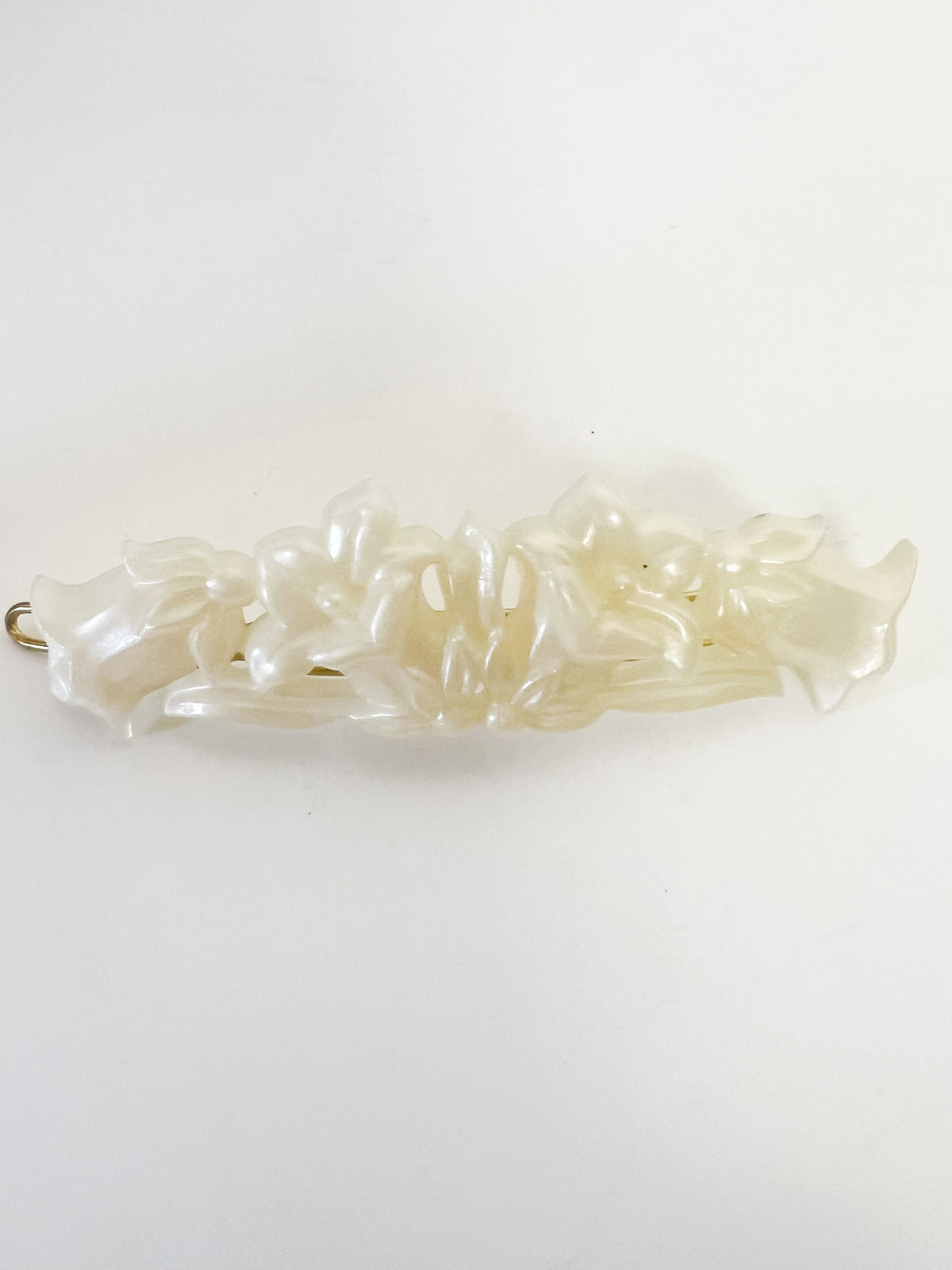 Barrette Vintage Années 80 Blanc Crème Nacré – Motif Fleurs Sculptées_Modèle1