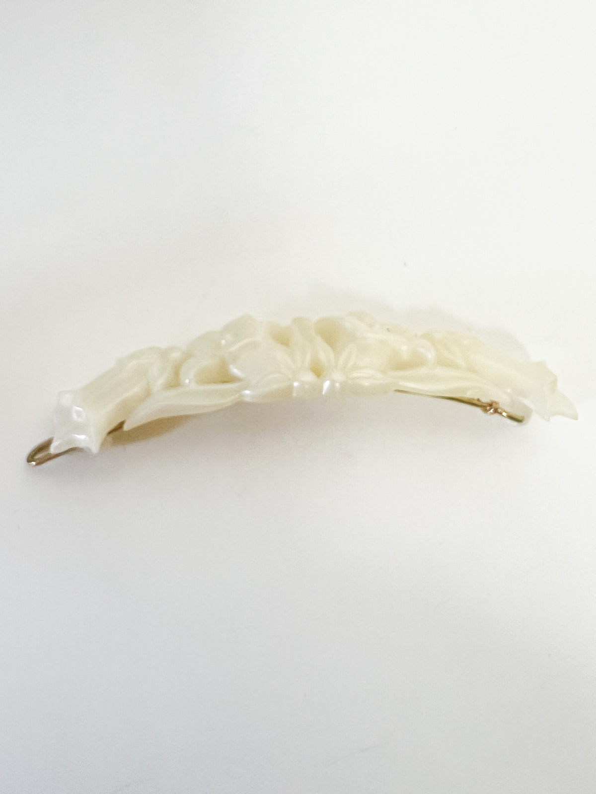 Barrette Vintage Années 80 Blanc Crème Nacré – Motif Fleurs Sculptées_Modèle1