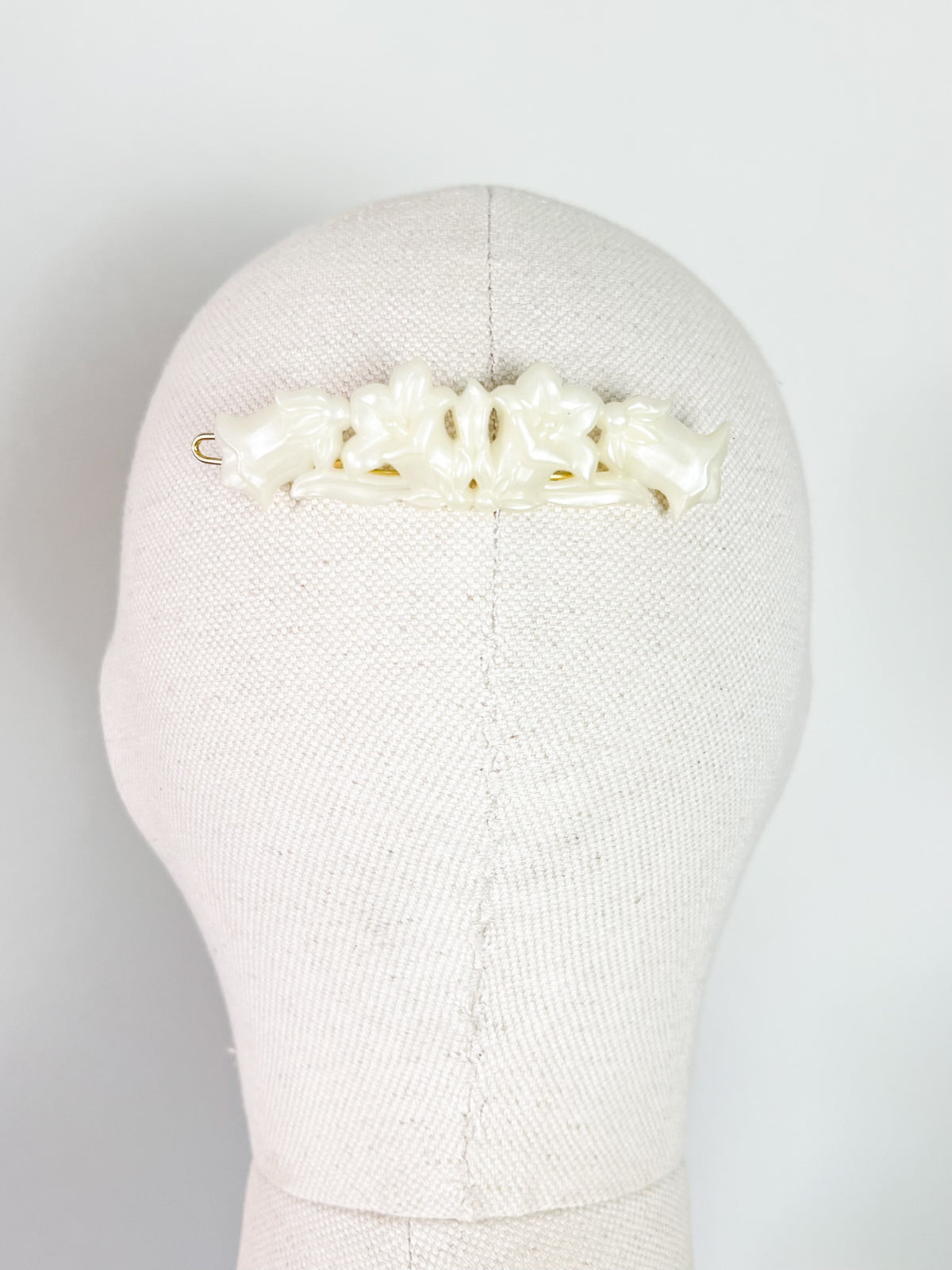 Barrette Vintage Années 80 Blanc Crème Nacré – Motif Fleurs Sculptées_Modèle1