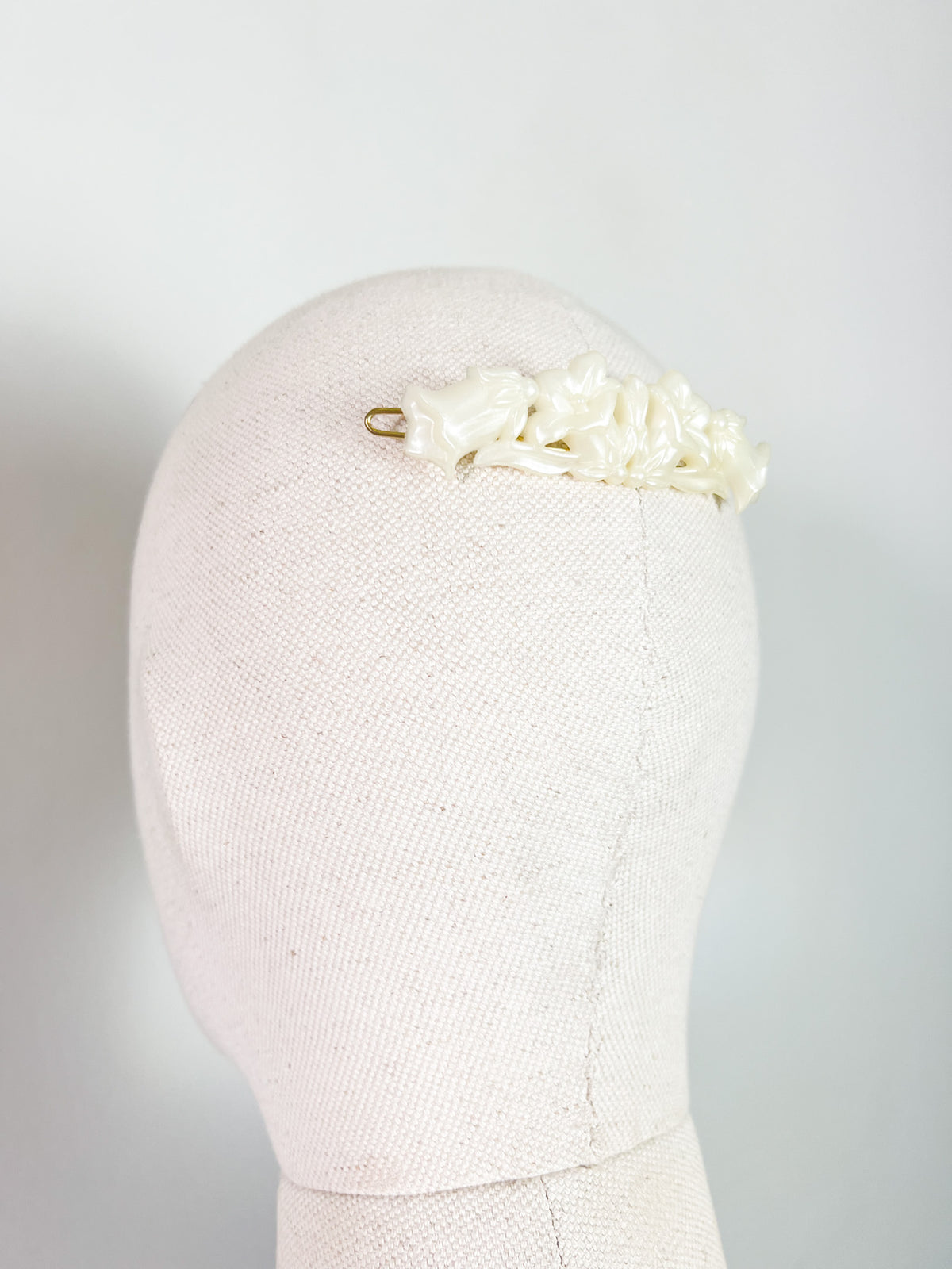 Barrette Vintage Années 80 Blanc Crème Nacré – Motif Fleurs Sculptées_Modèle1