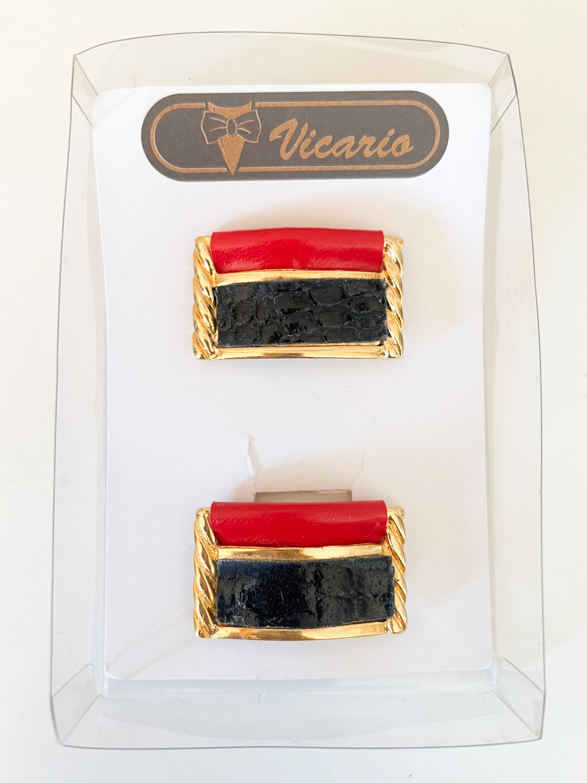 Paire de clips à chaussures vintage rectangulaires rouge & noir effet reptile Vicario — Neuf en boîte (Deadstock 1980s)
