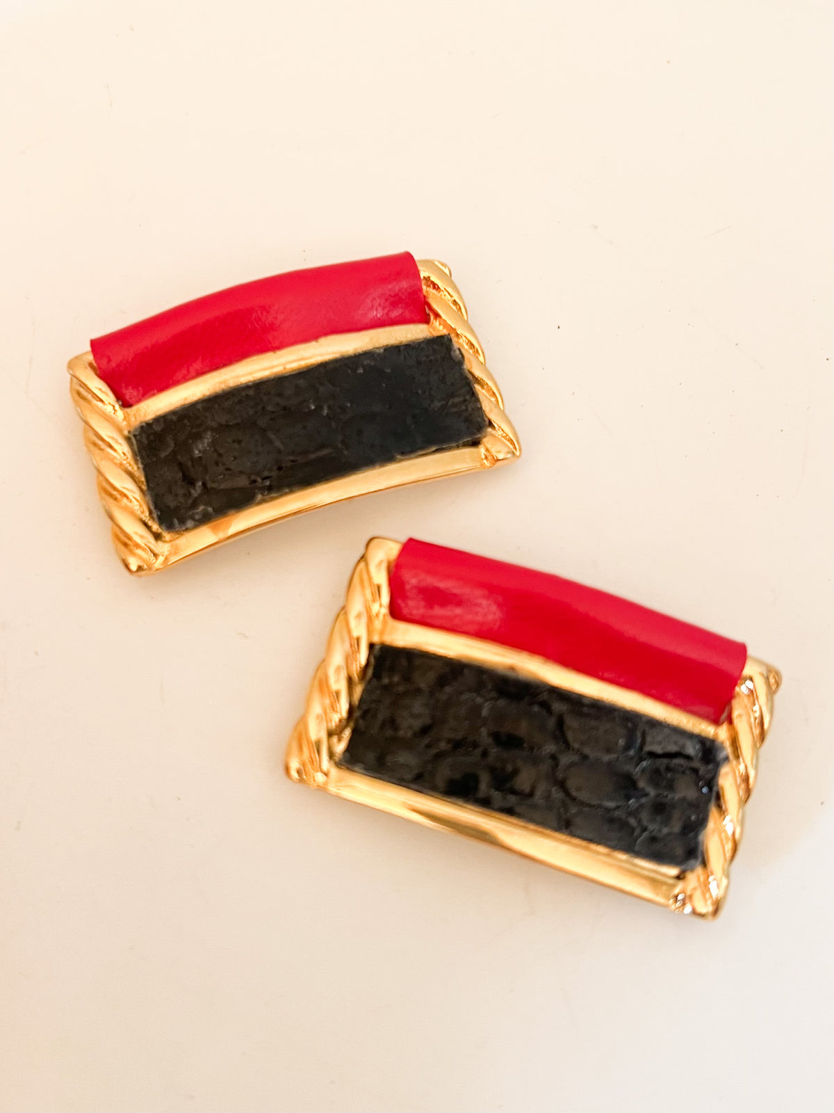 Paire de clips à chaussures vintage rectangulaires rouge & noir effet reptile Vicario — Neuf en boîte (Deadstock 1980s)