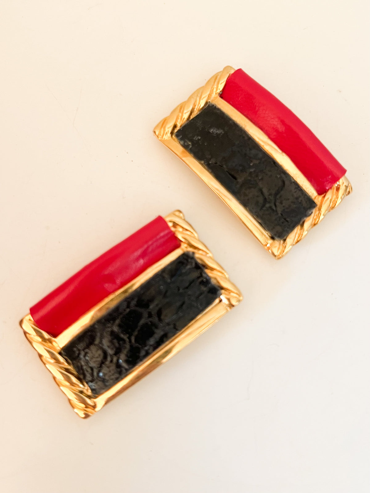 Paire de clips à chaussures vintage rectangulaires rouge & noir effet reptile Vicario — Neuf en boîte (Deadstock 1980s)