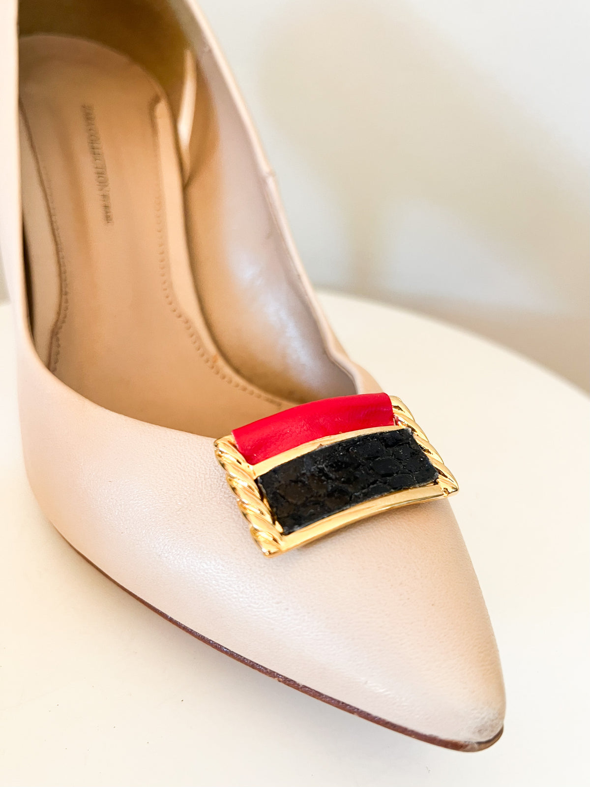 Paire de clips à chaussures vintage rectangulaires rouge & noir effet reptile Vicario — Neuf en boîte (Deadstock 1980s)