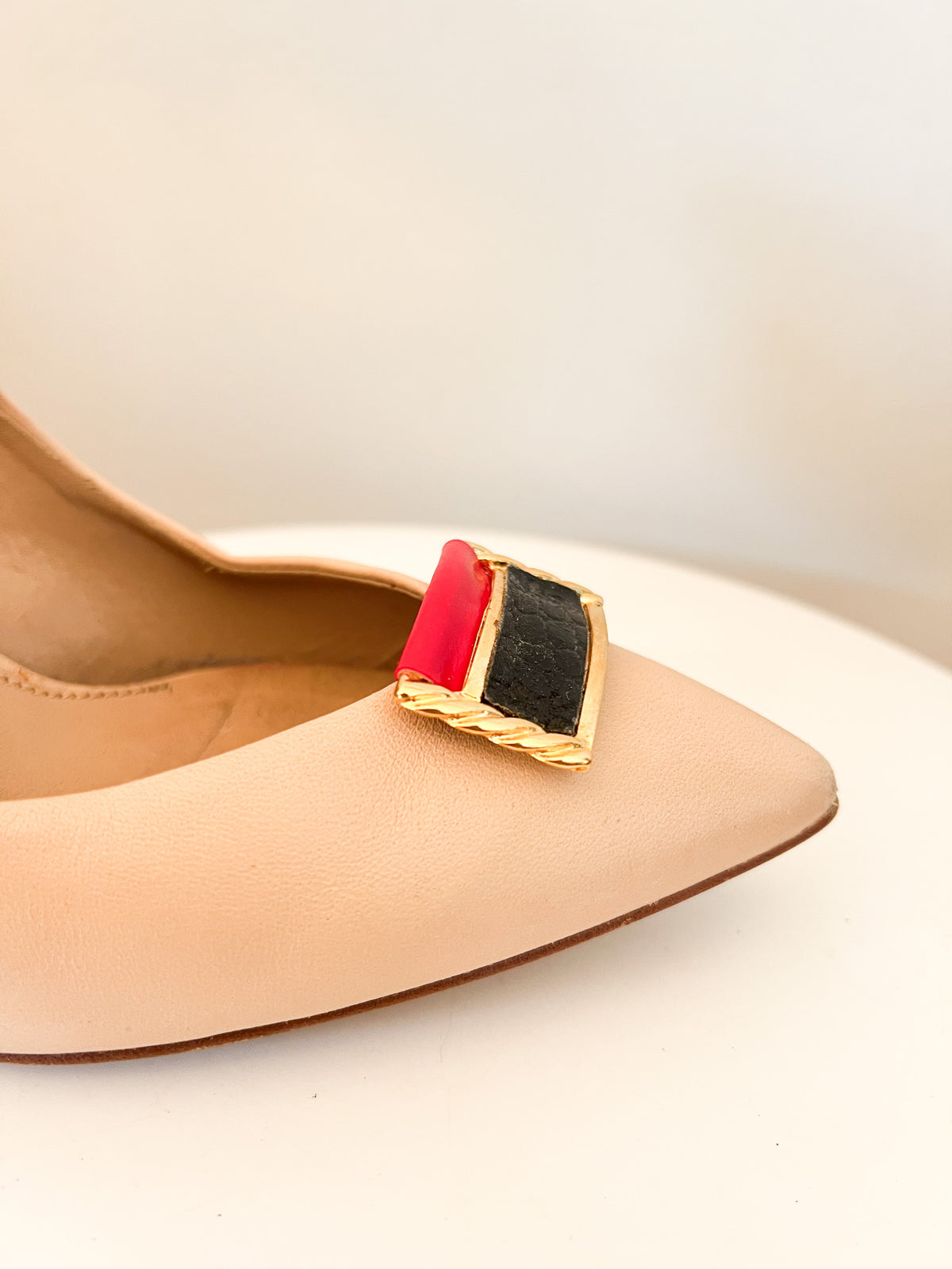 Paire de clips à chaussures vintage rectangulaires rouge & noir effet reptile Vicario — Neuf en boîte (Deadstock 1980s)