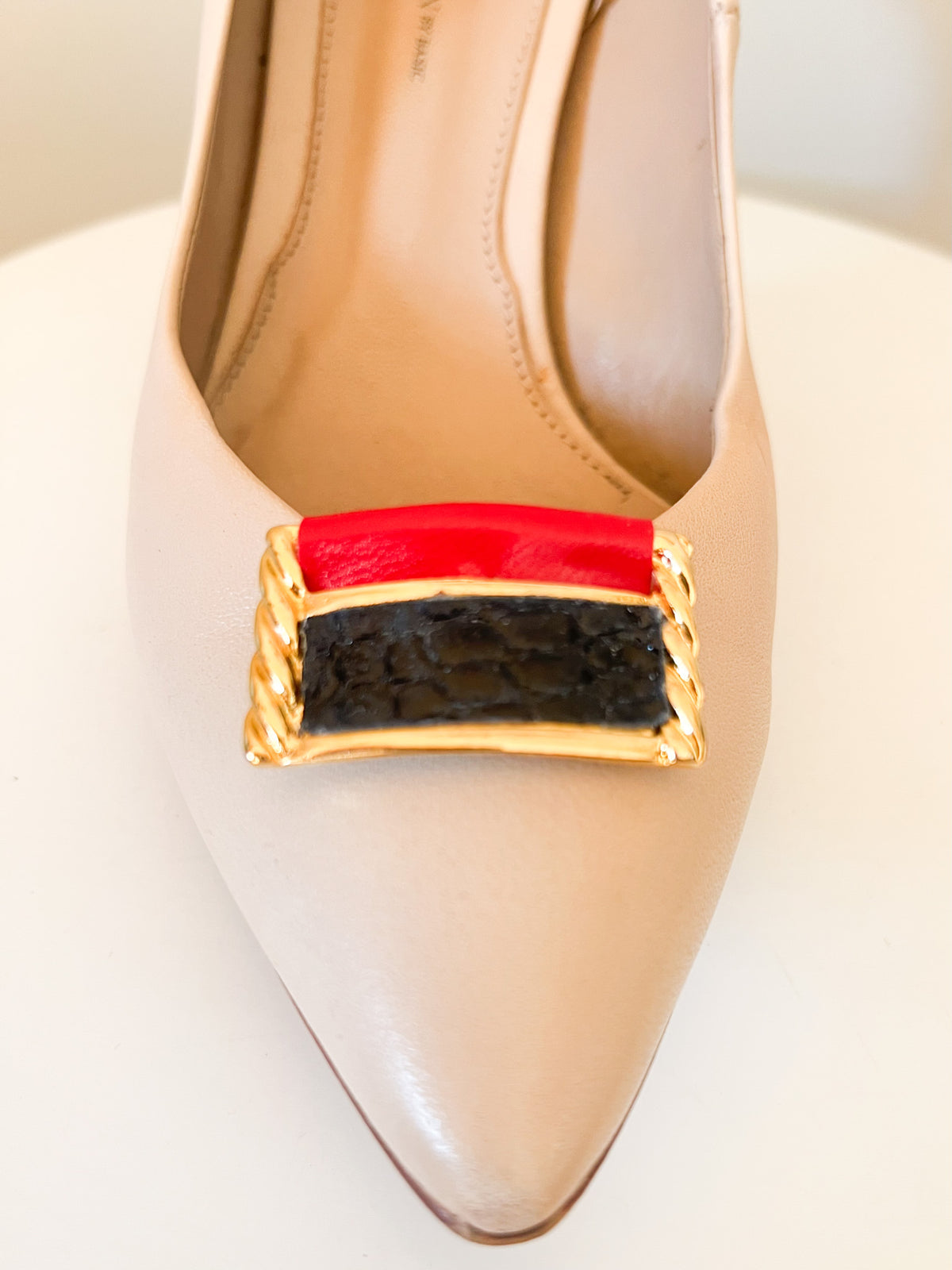 Paire de clips à chaussures vintage rectangulaires rouge & noir effet reptile Vicario — Neuf en boîte (Deadstock 1980s)