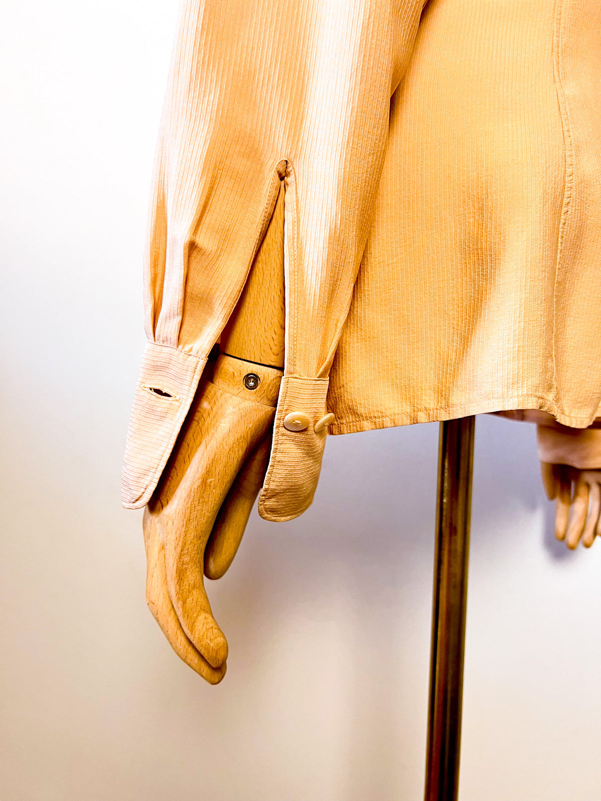 Blouse minimaliste Jil Sander + en crêpe beige T. 38