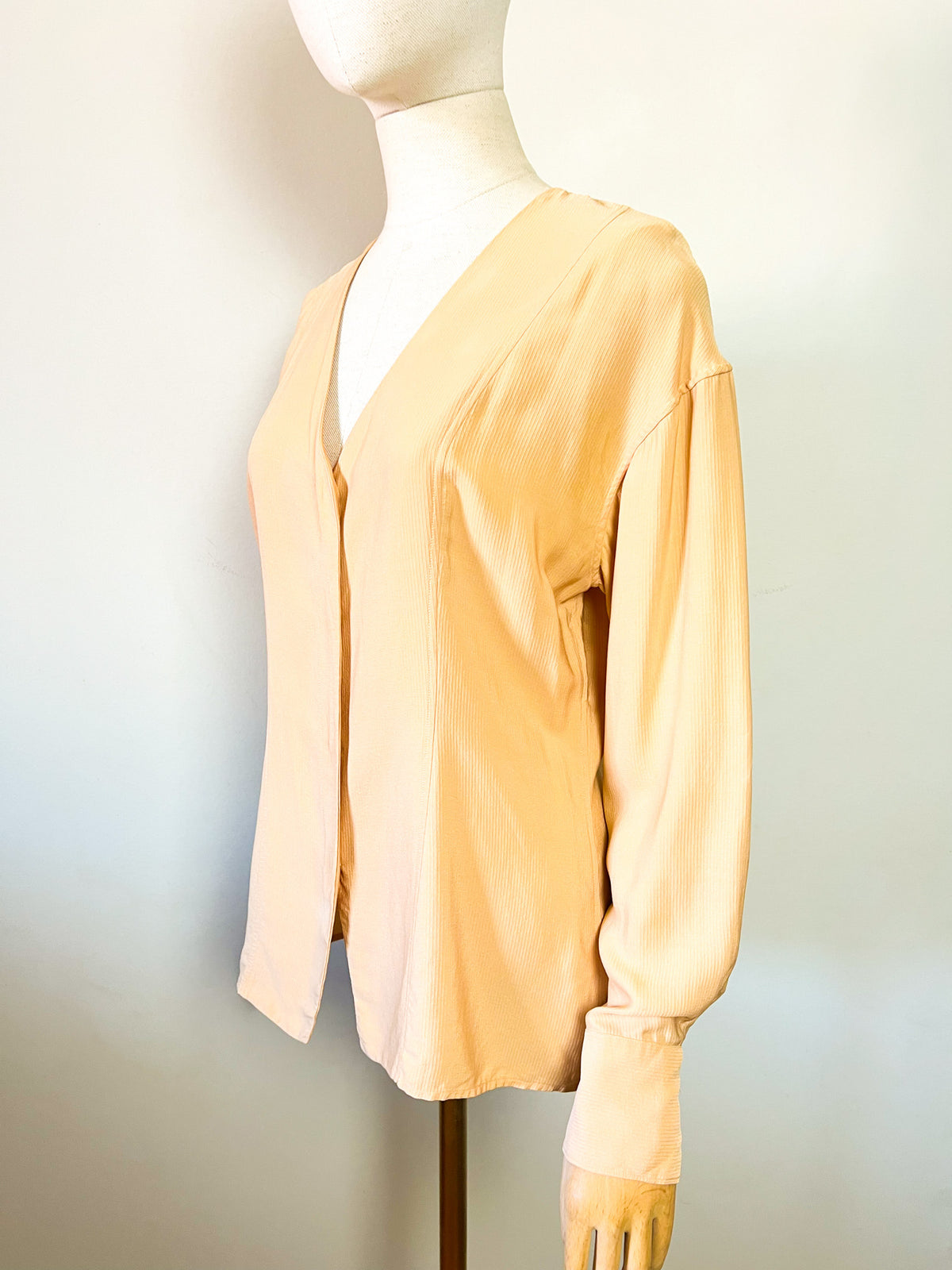 Blouse minimaliste Jil Sander + en crêpe beige T. 38