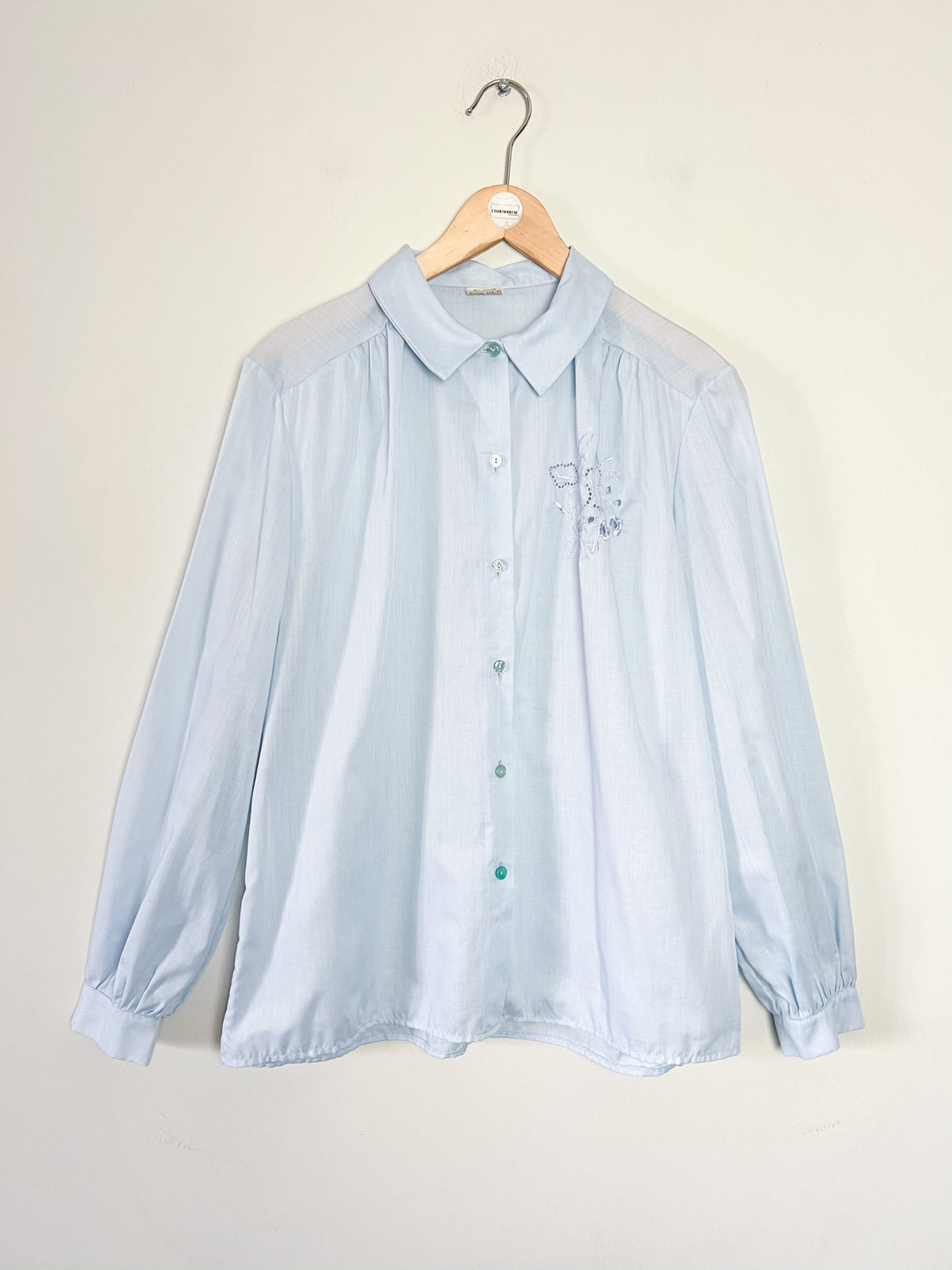 Chemisier vintage bleu ciel broderies ajourées & fleurs T. 40/42