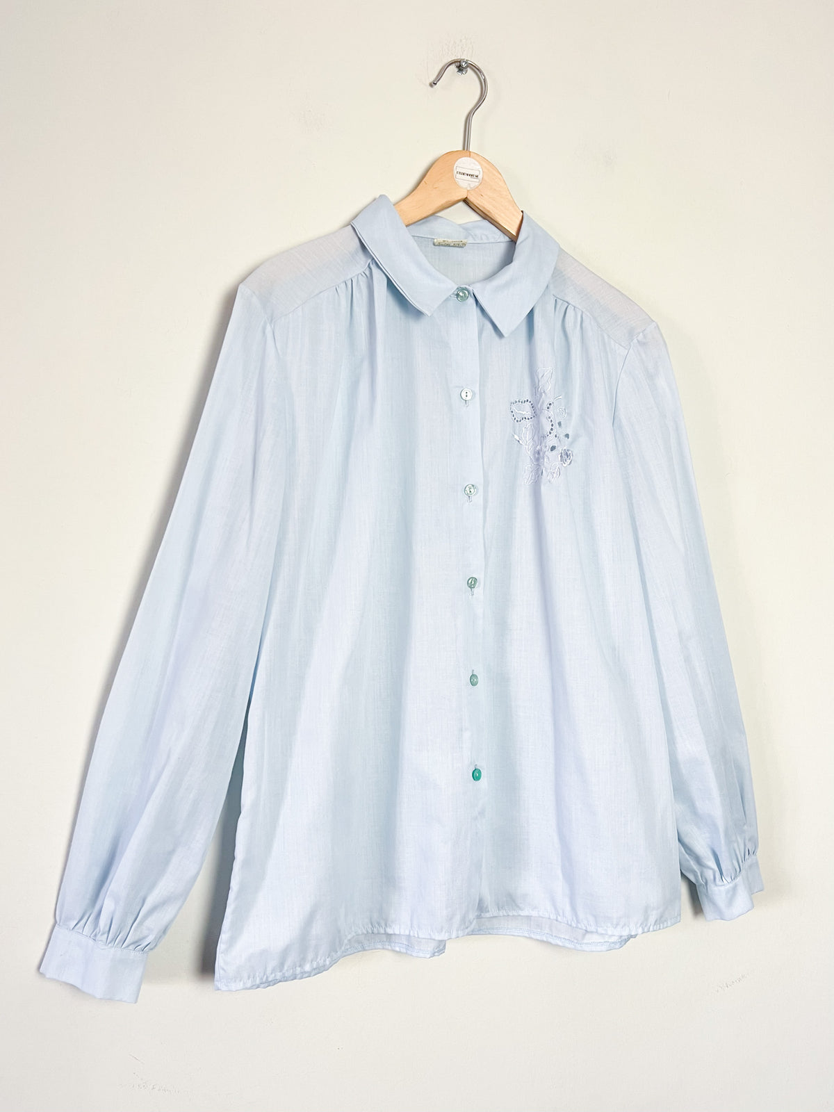 Chemisier vintage bleu ciel broderies ajourées & fleurs T. 40/42