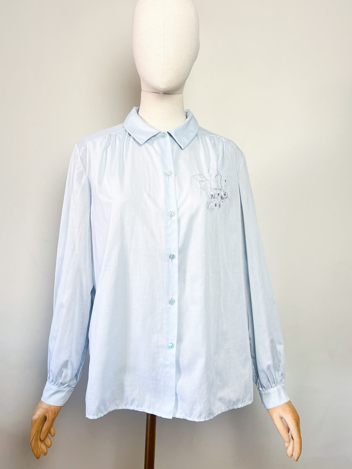 Chemisier vintage bleu ciel broderies ajourées & fleurs T. 40/42