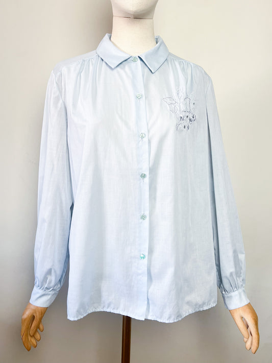 Chemisier vintage bleu ciel broderies ajourées & fleurs T. 40/42