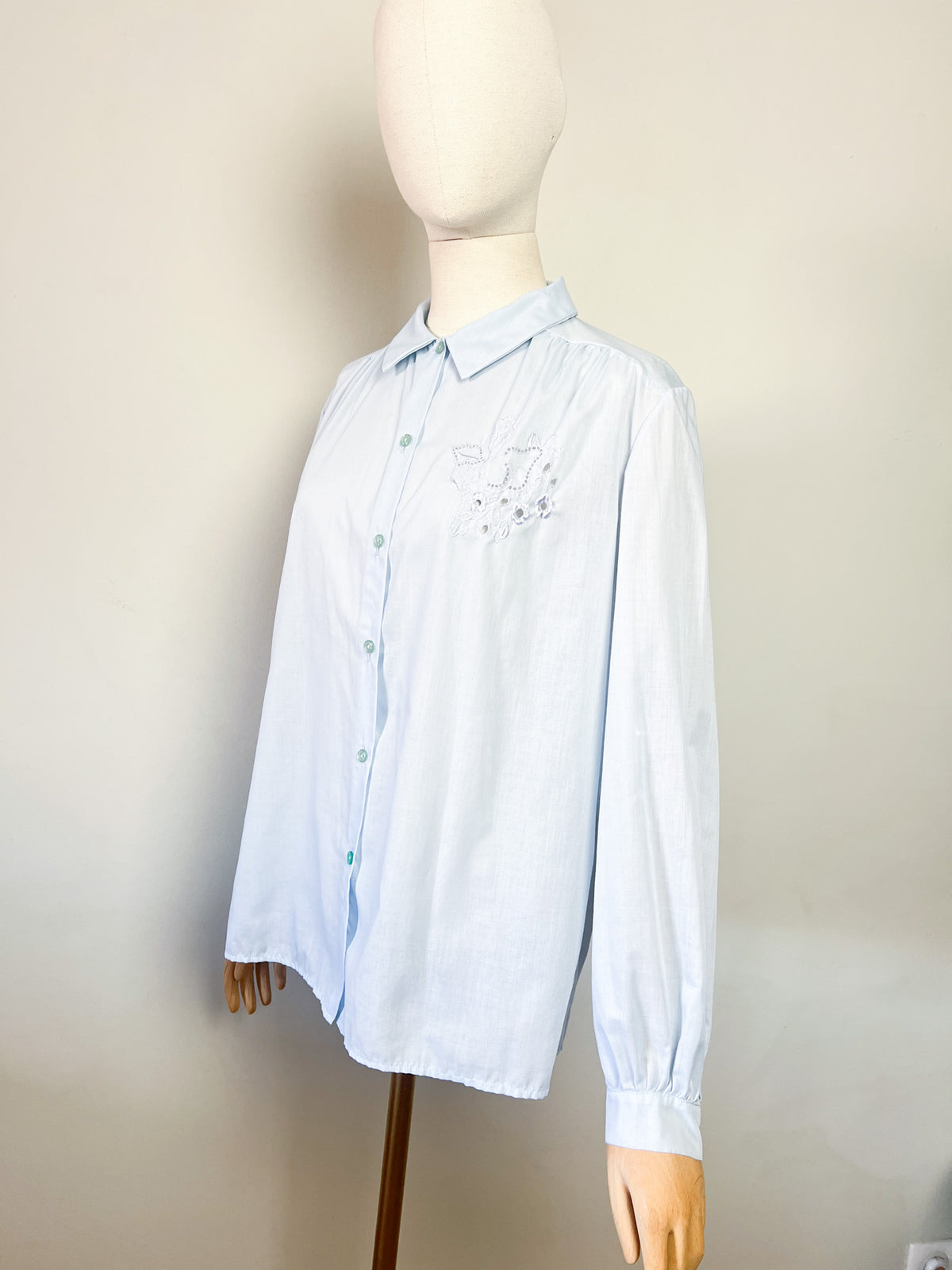 Chemisier vintage bleu ciel broderies ajourées & fleurs T. 40/42