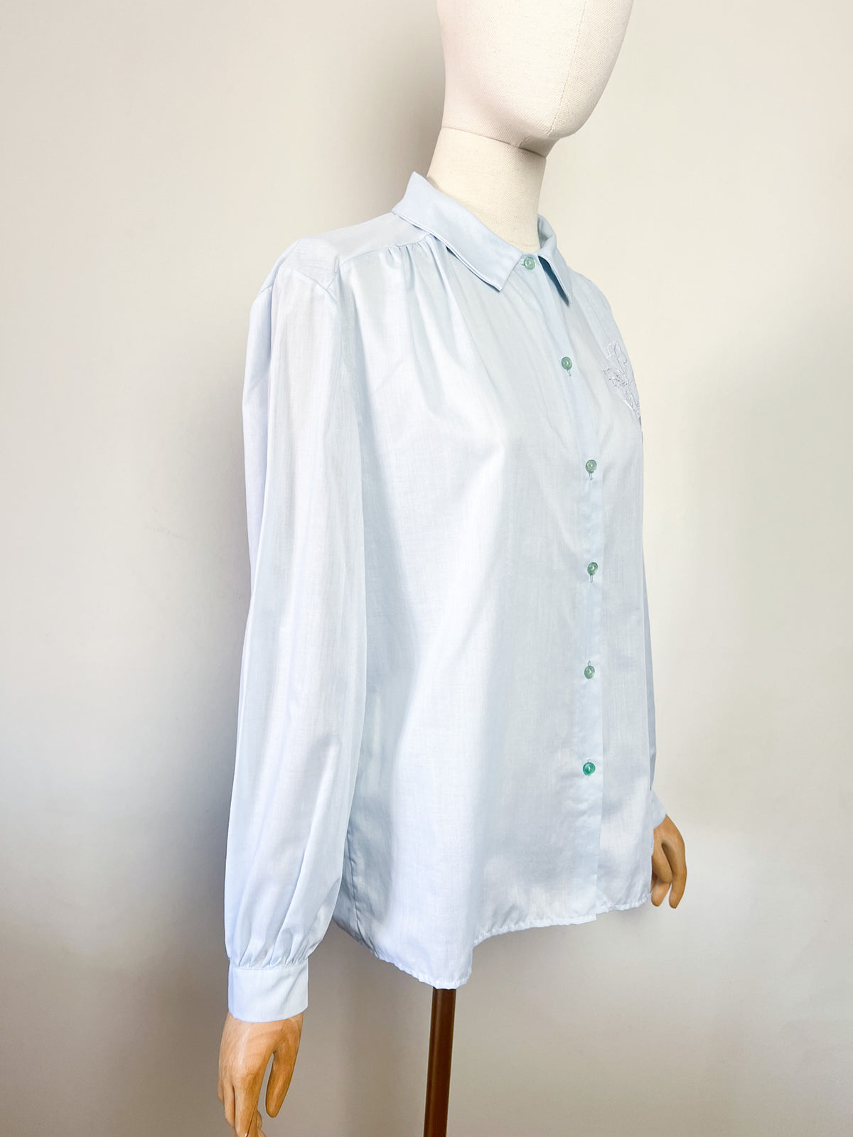 Chemisier vintage bleu ciel broderies ajourées & fleurs T. 40/42