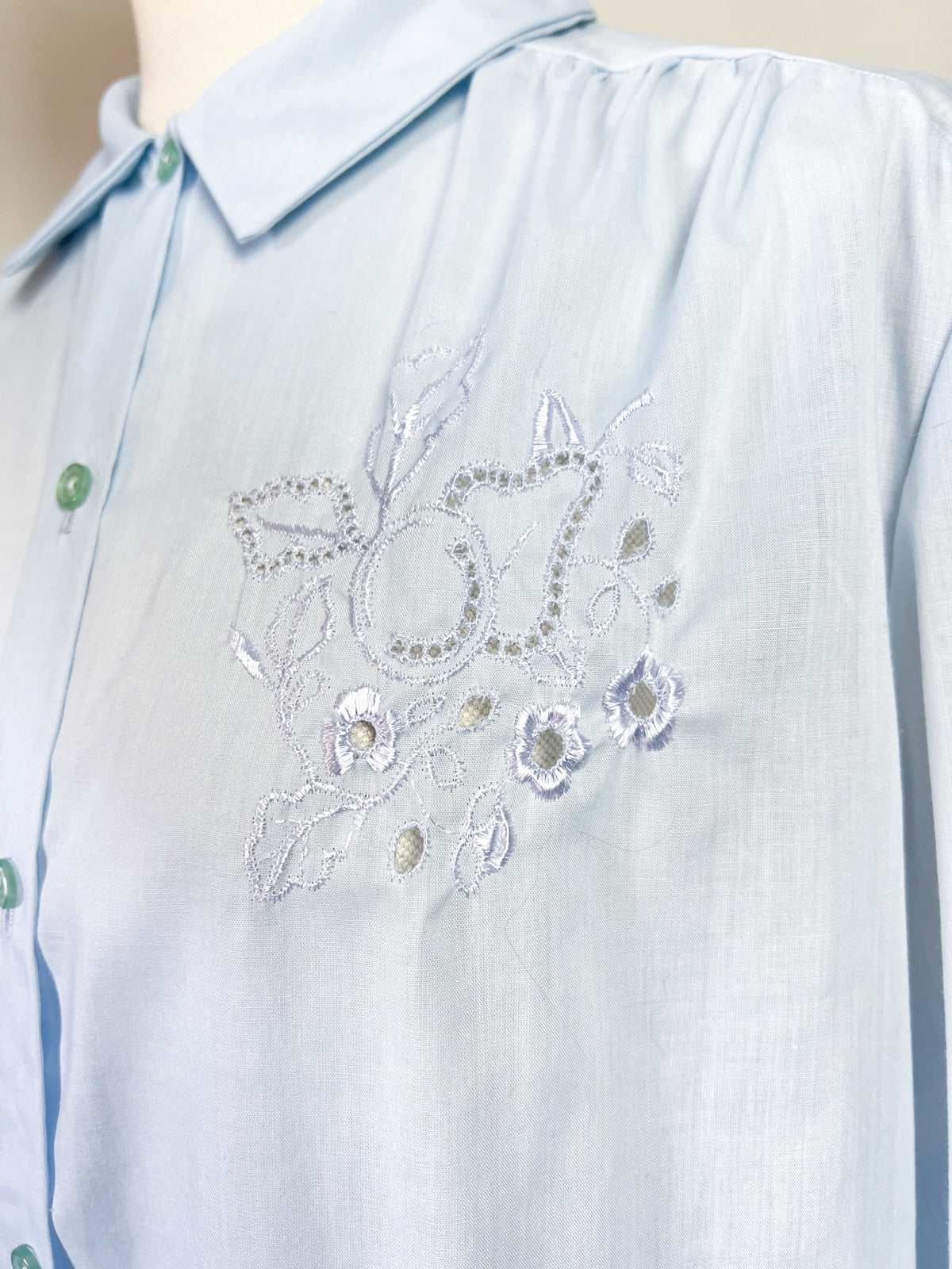 Chemisier vintage bleu ciel broderies ajourées & fleurs T. 40/42